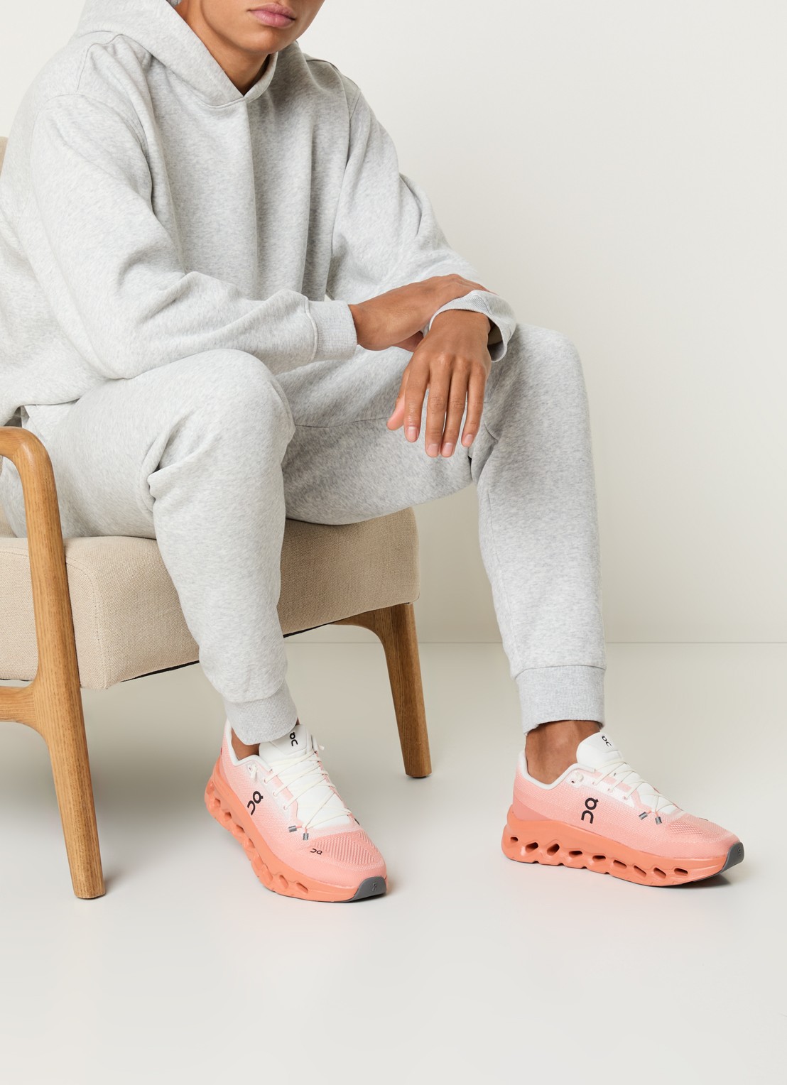 On Cloudtilt sneaker met gebreid bovenwerk - voorkant 6 zalmroze