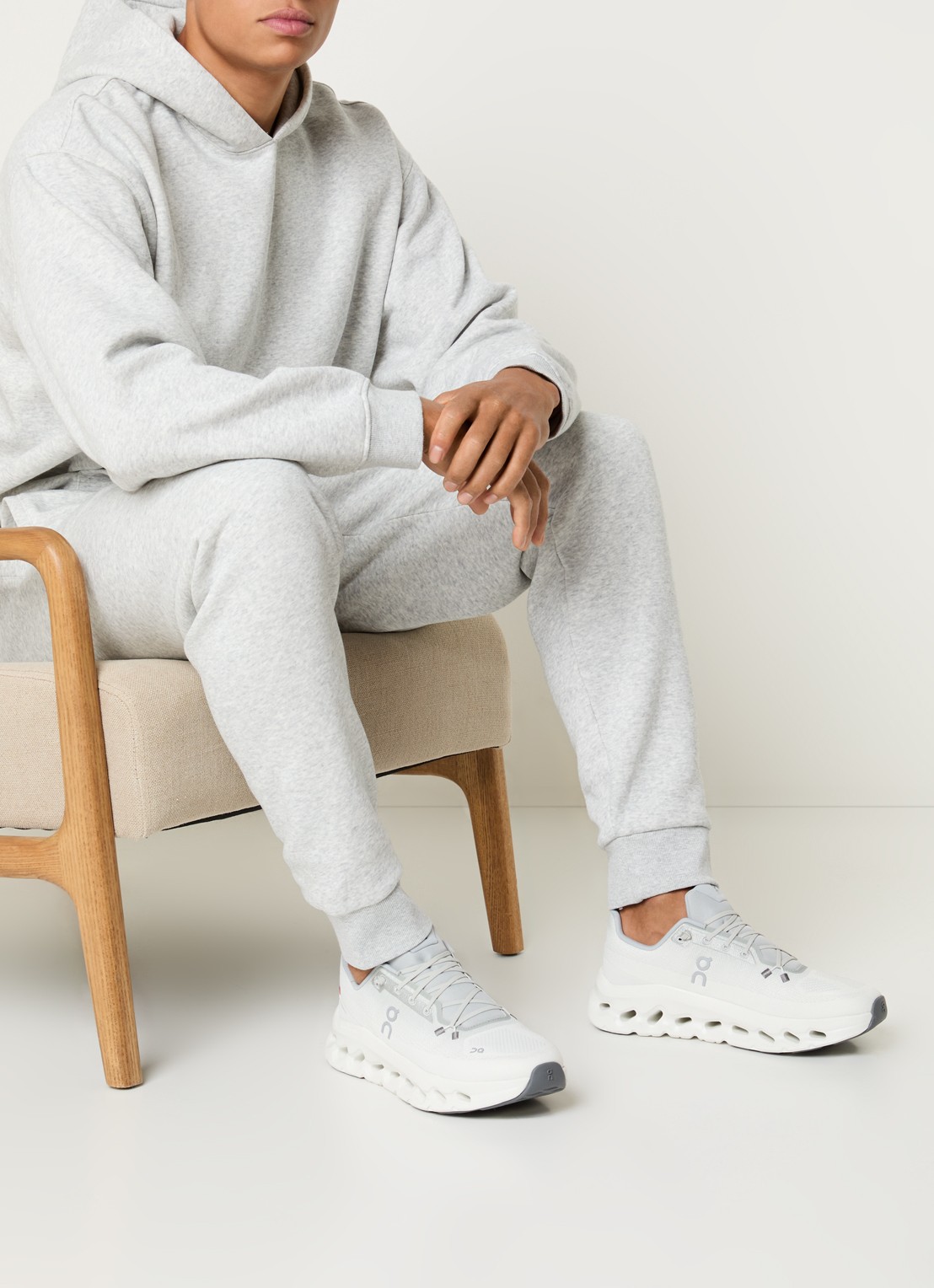 On Cloudtilt sneaker met logo - voorkant 2 gebroken wit