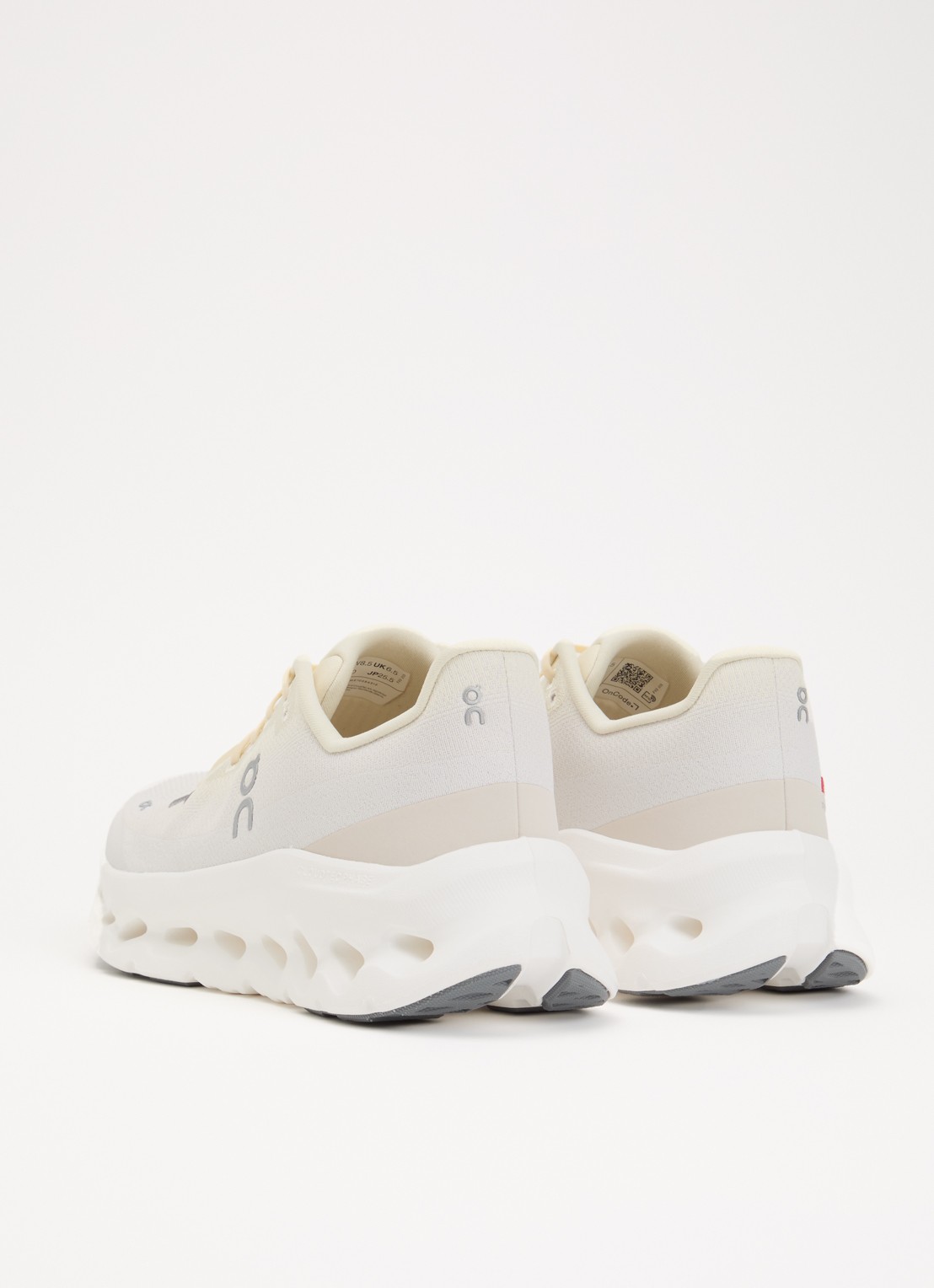On Cloudtilt sportschoen met gebreid bovenwerk - achterkant beige