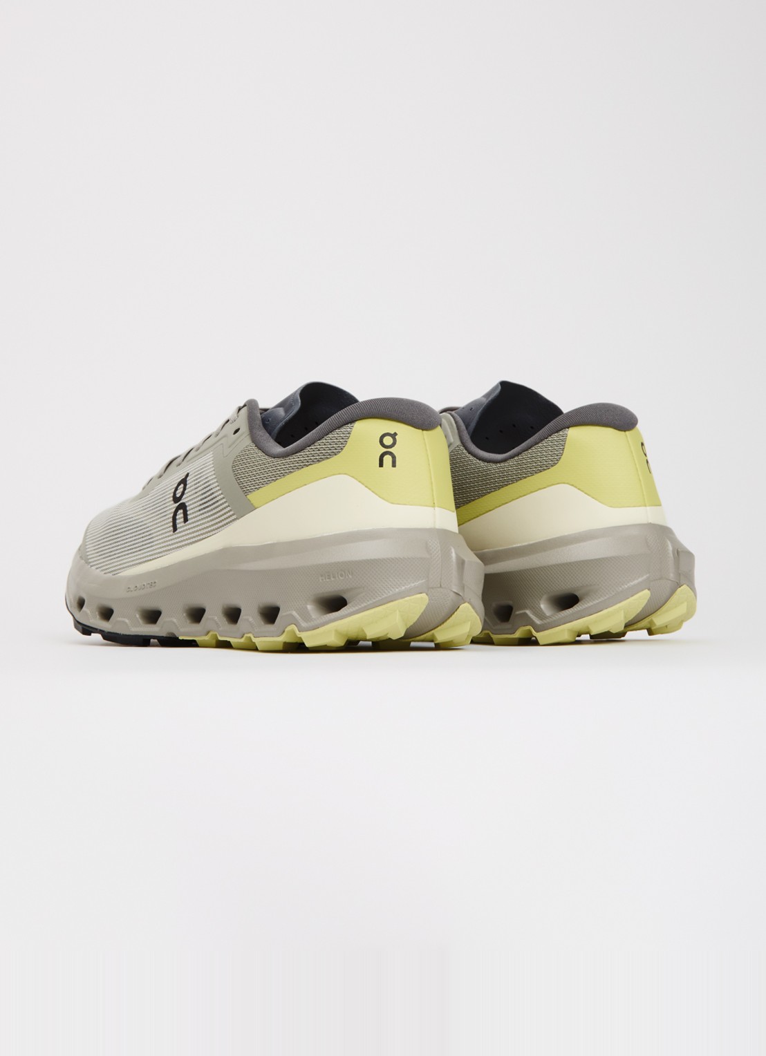 On Cloudvista 3 sneaker met gebreid bovenwerk - achterkant 5 donkerbeige