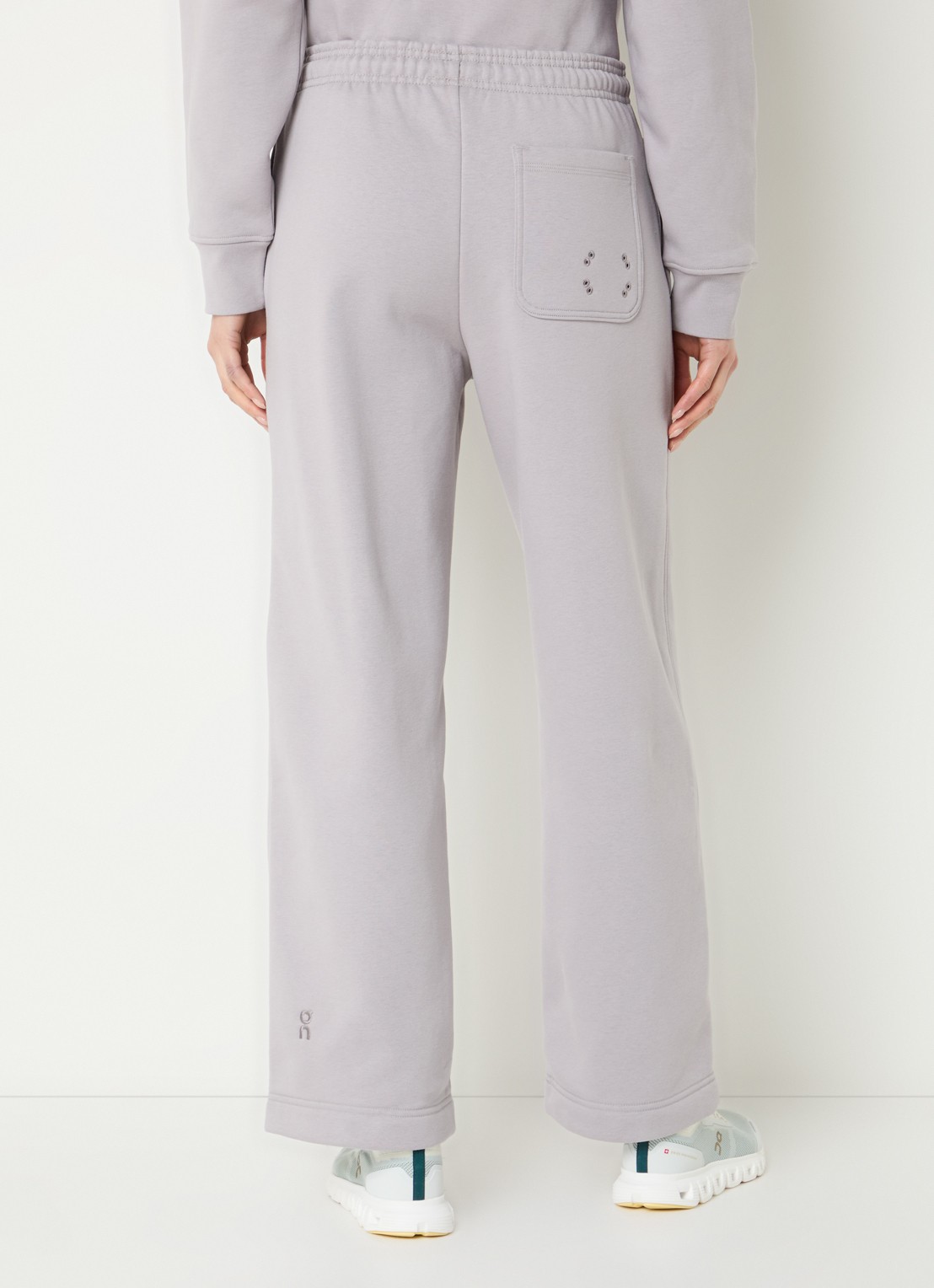 On Club Collective high waist straight fit joggingbroek met steekzakken - achterkant 3 taupe