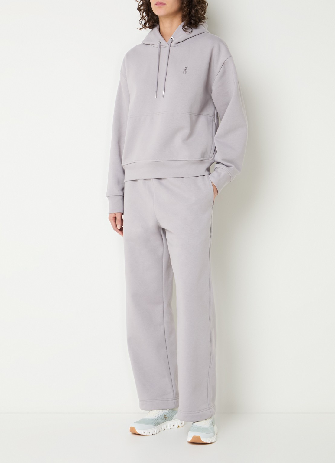 On Club Collective hoodie met logo - voorkant 2 taupe