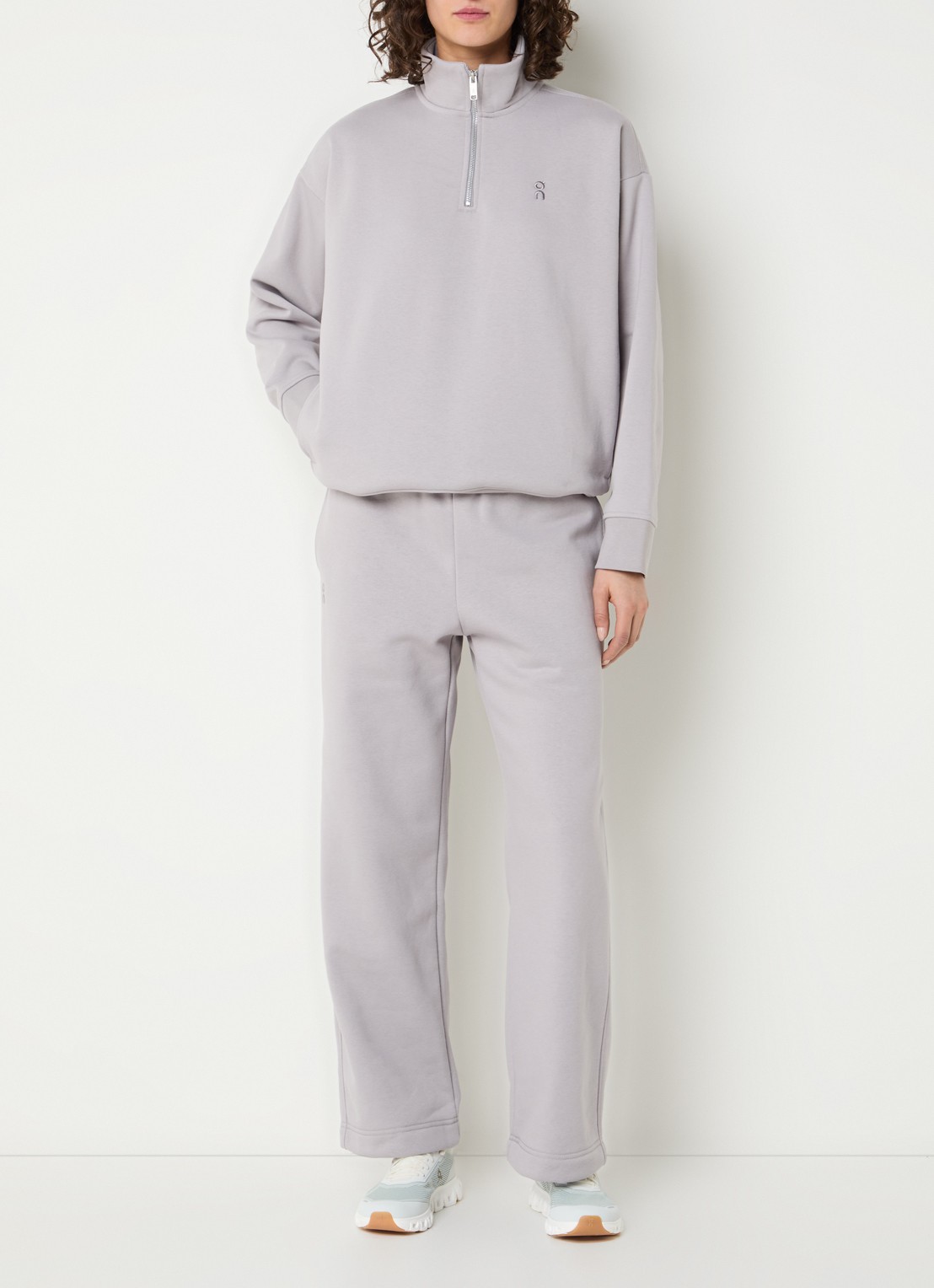 On Club Collective sweater met halve rits - voorkant 4 taupe