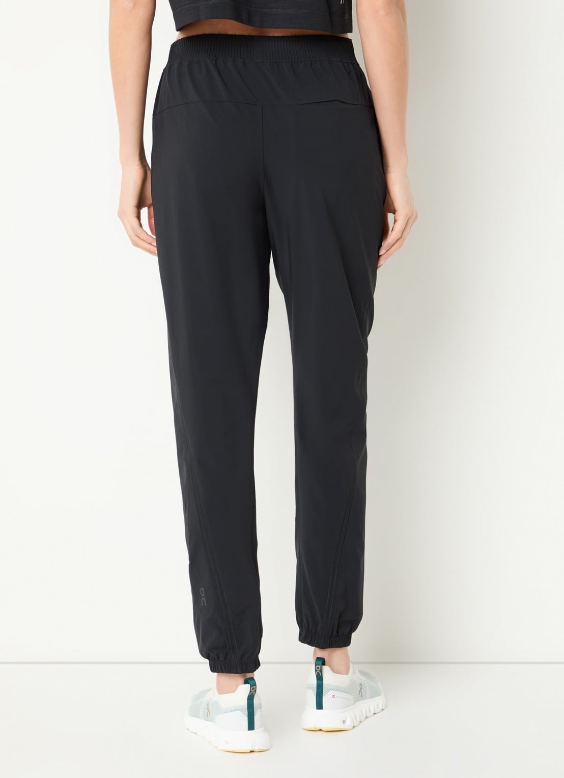 On Focus high waist tapered fit trackpants met steekzakken - achterkant zwart