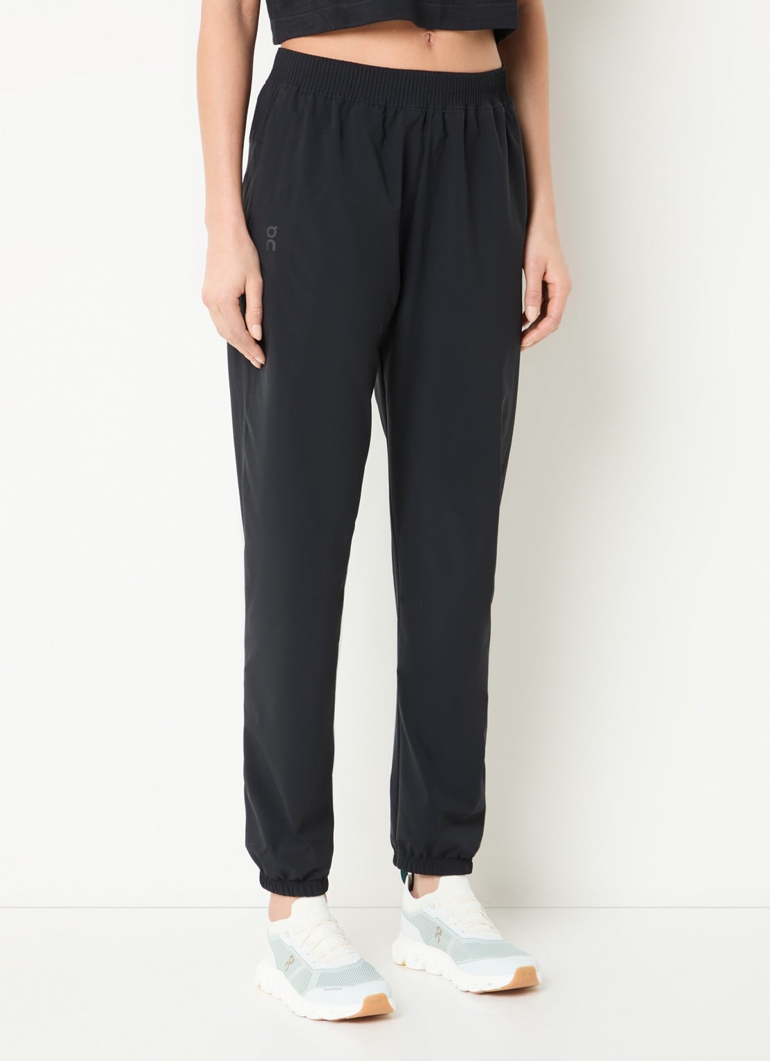 On Focus high waist tapered fit trackpants met steekzakken - detail 2 zwart