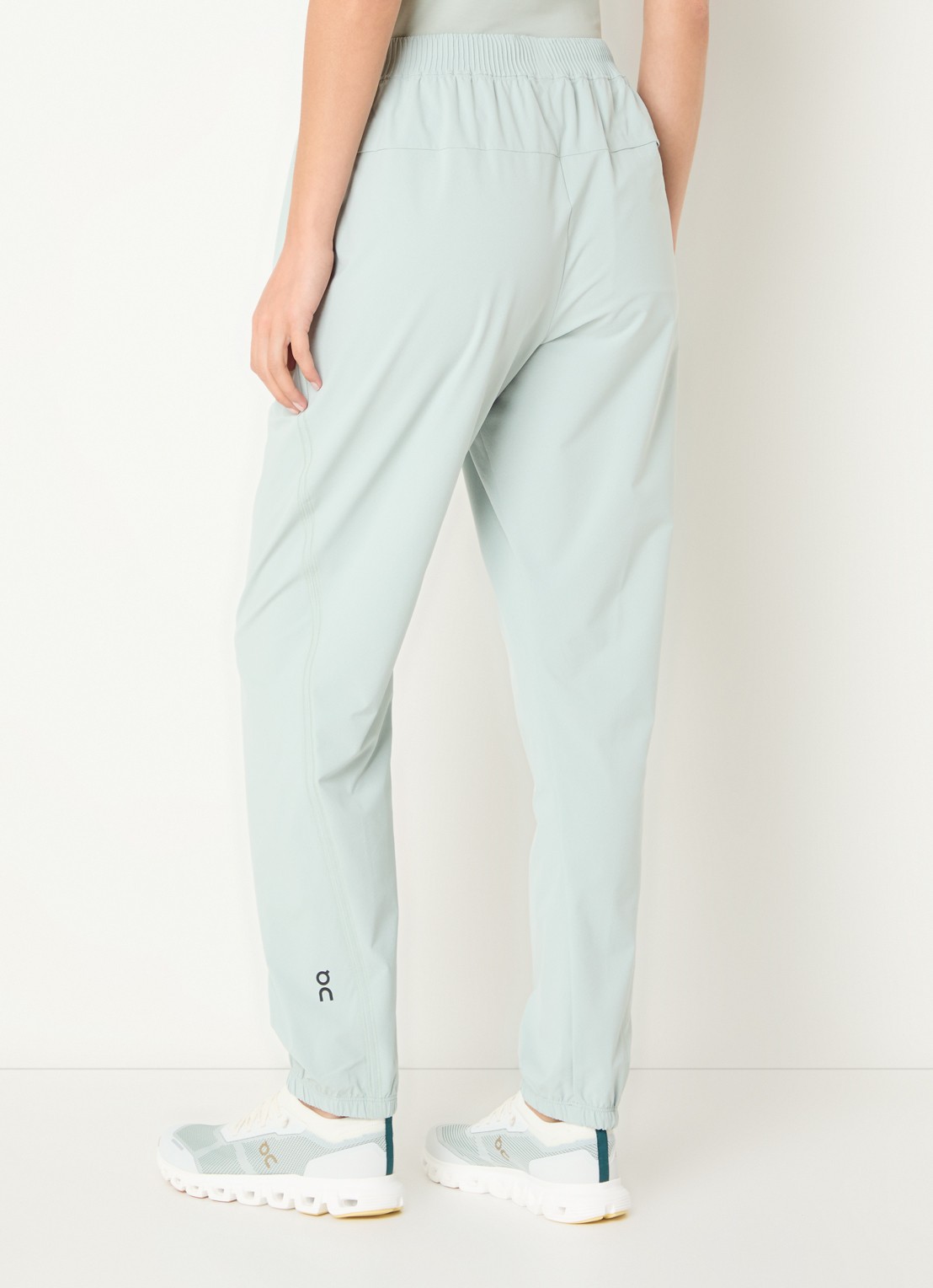 On Focus high waist tapered fit trackpants met steekzakken - achterkant 4 lindegroen