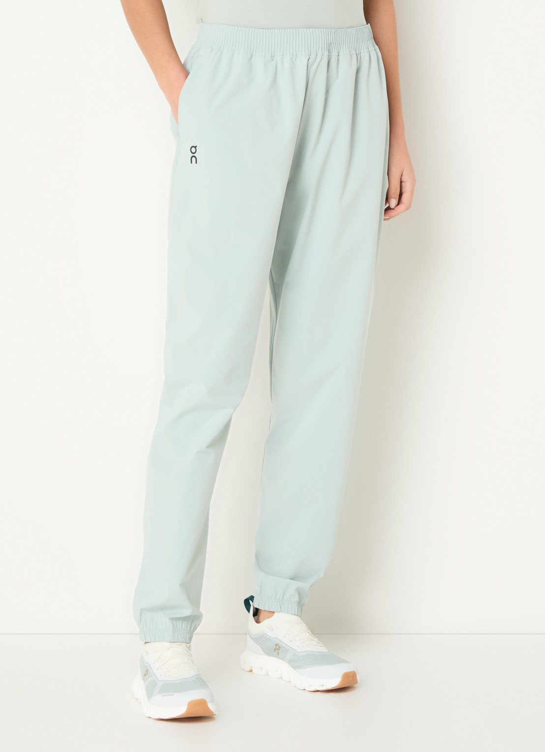 On Focus high waist tapered fit trackpants met steekzakken - detail 3 lindegroen