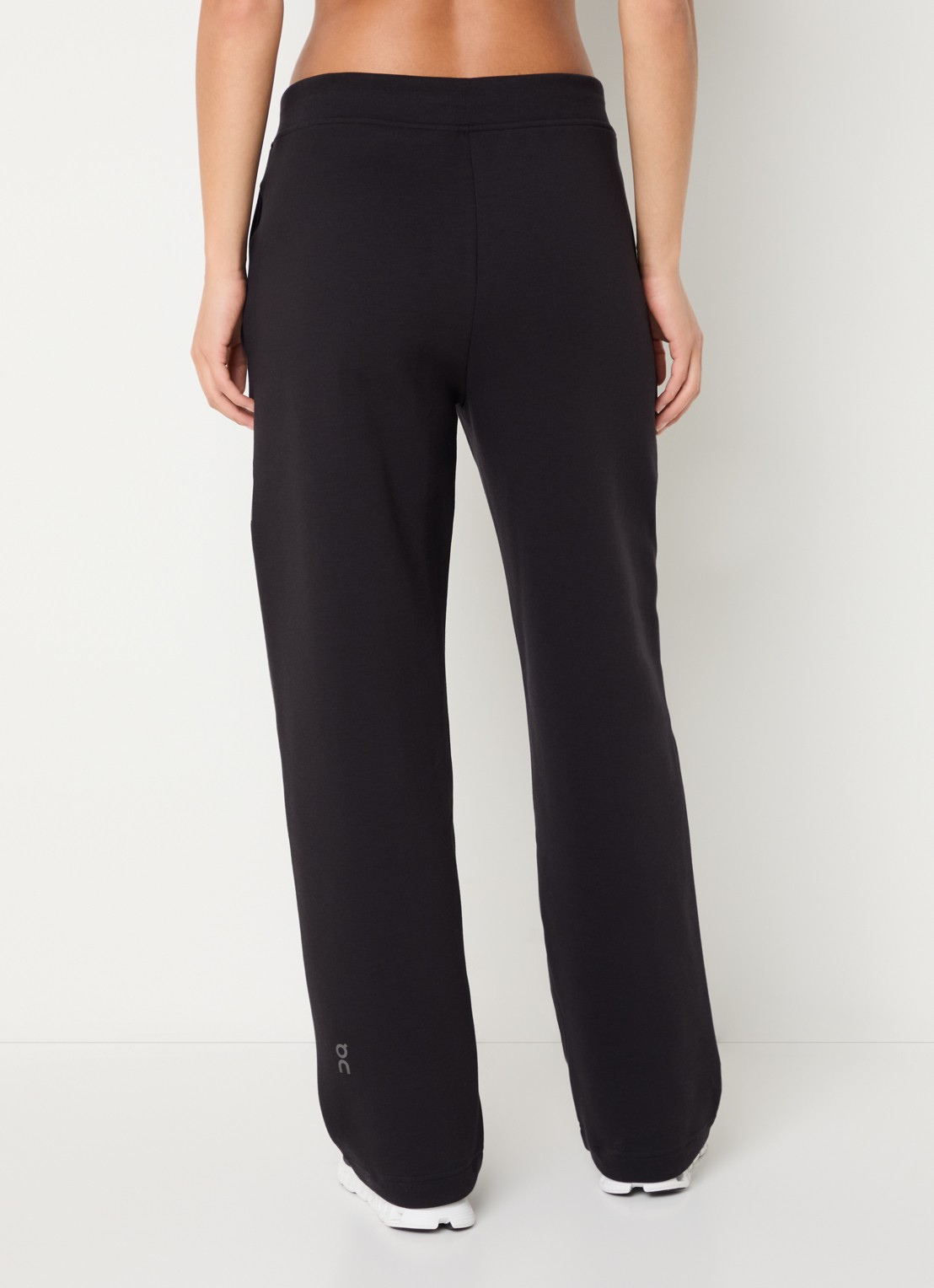 On Focus Tech high waist straight fit joggingbroek met steekzakken - achterkant zwart