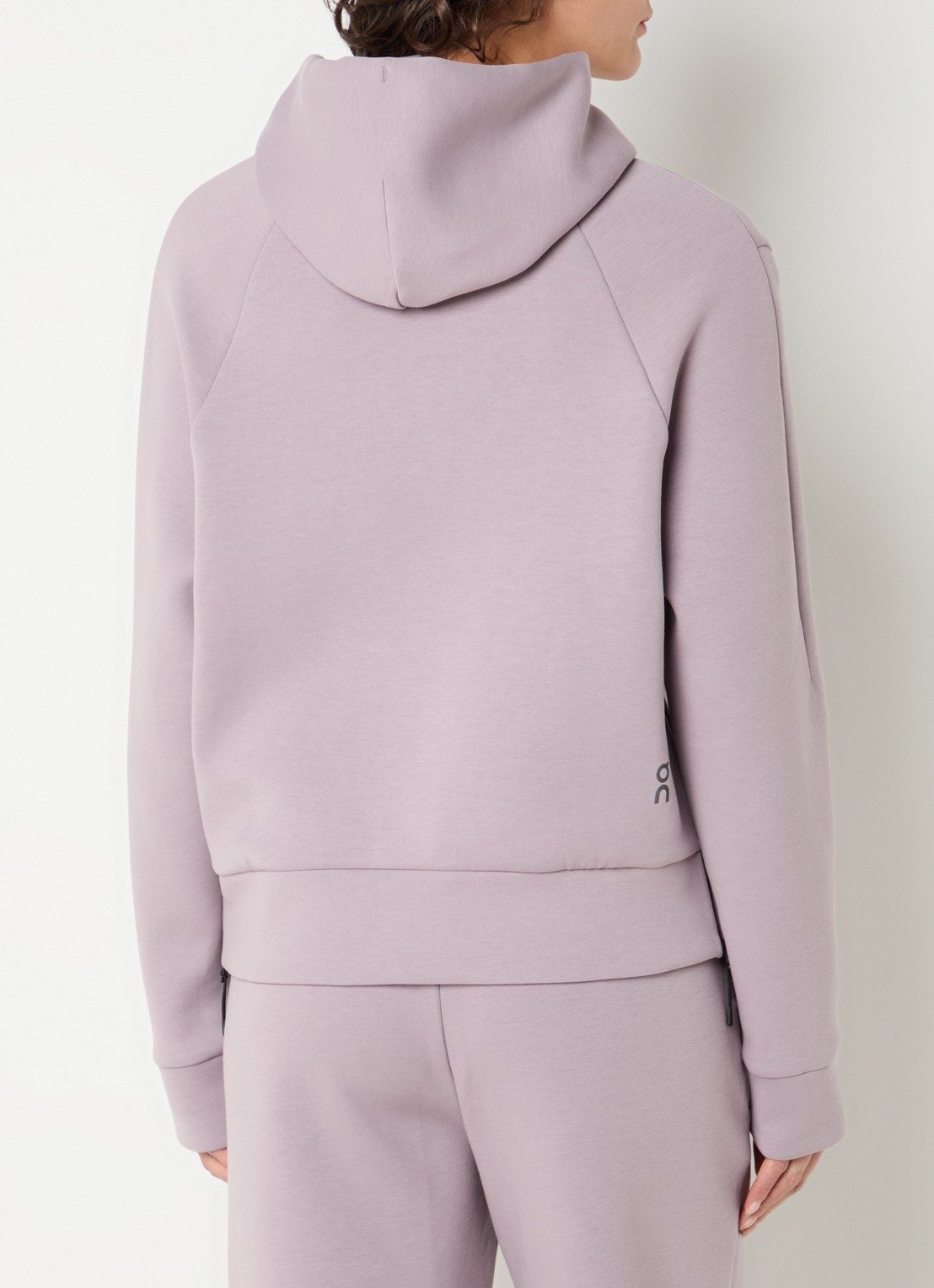 On Focus Tech hoodie met ritszakken - achterkant oudroze