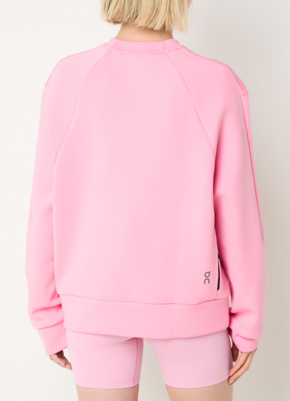 On Focus Tech sweater met logo - achterkant 2 zand