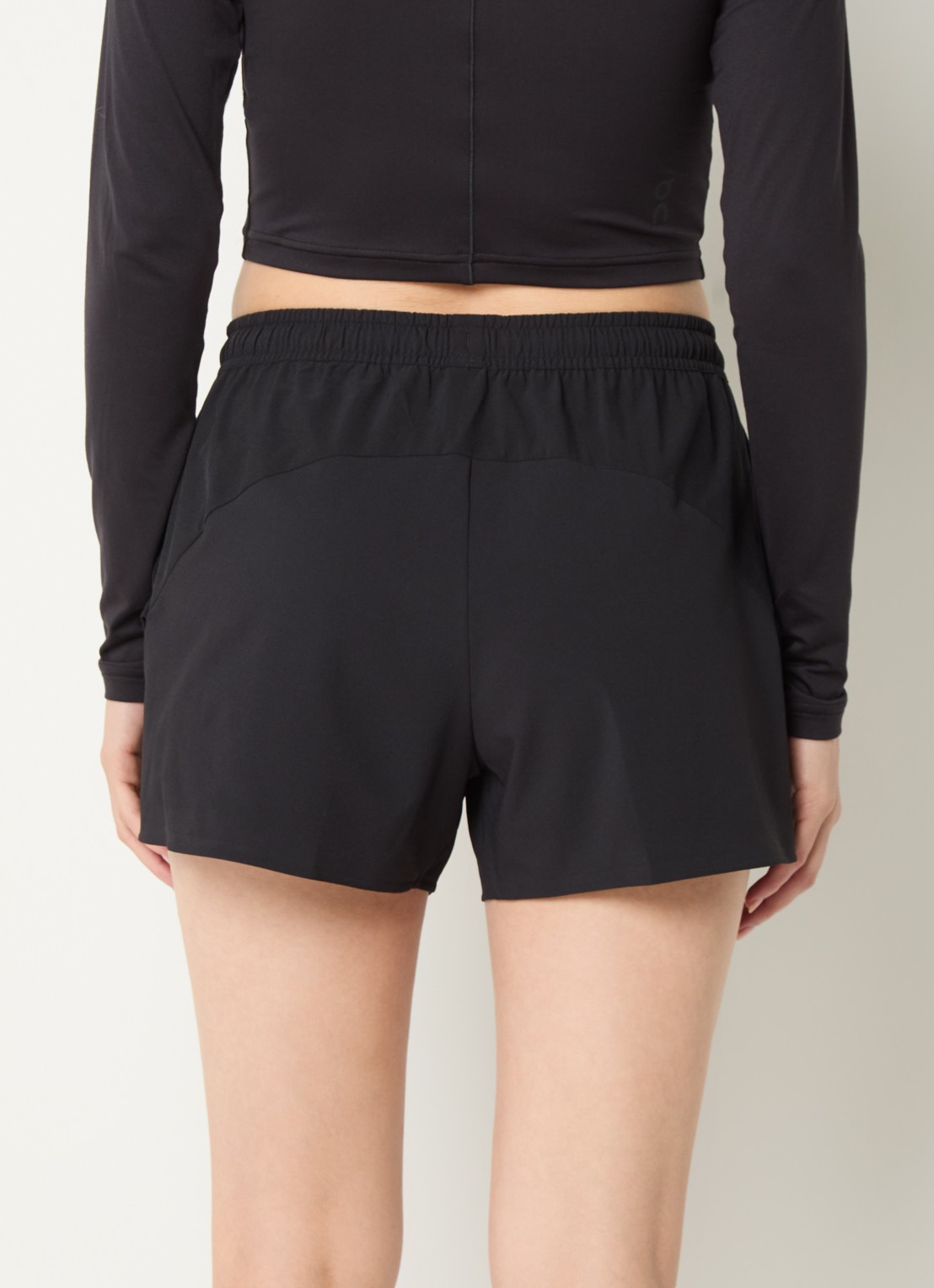 On High waist straight fit korte trainingsshort met logo - achterkant zwart