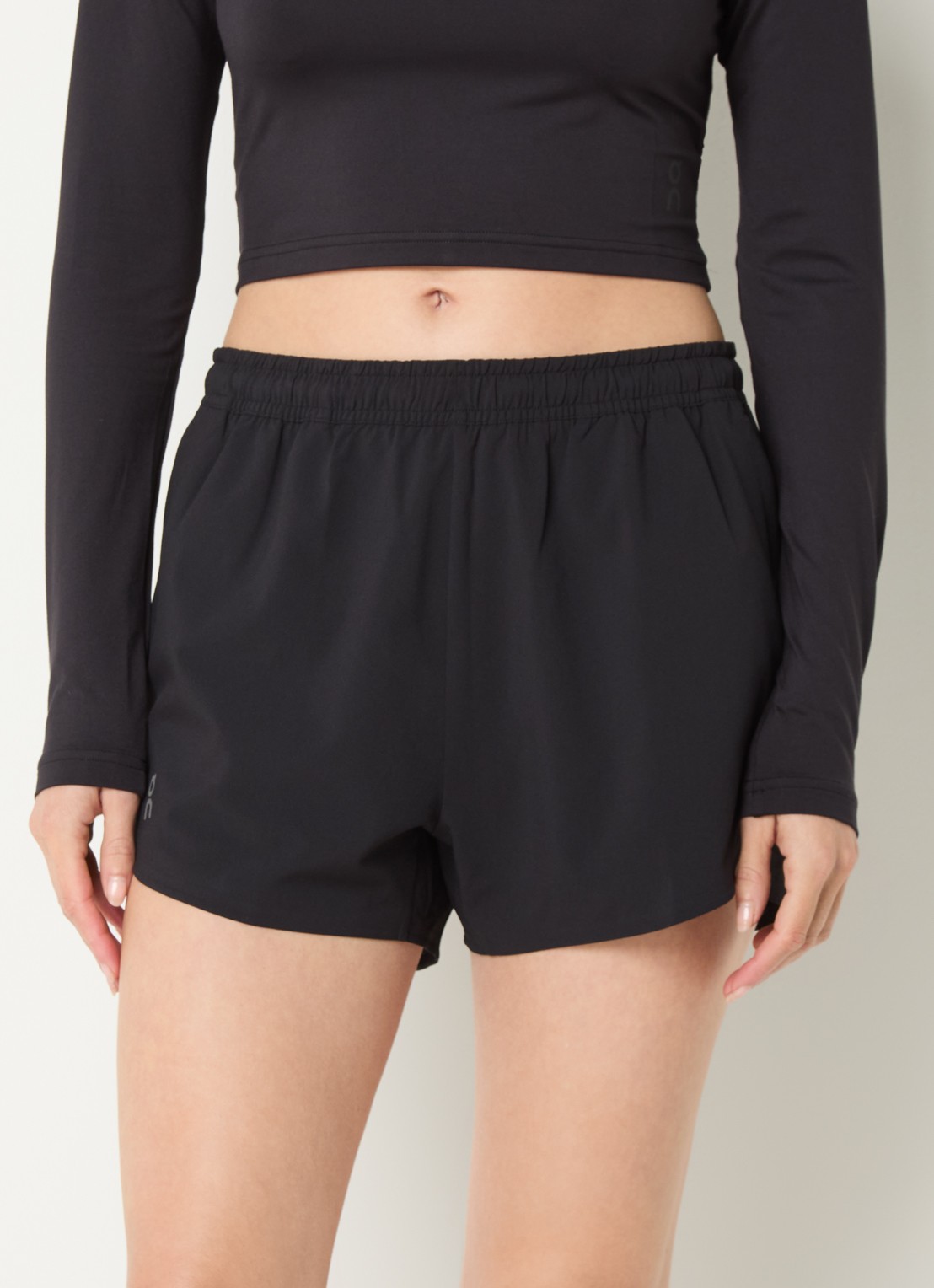 On High waist straight fit korte trainingsshort met logo - detail 2 zwart