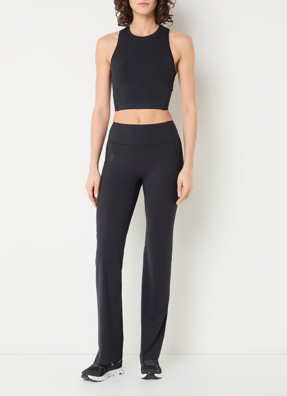 On Studio crop top met logo - voorkant 2 zwart