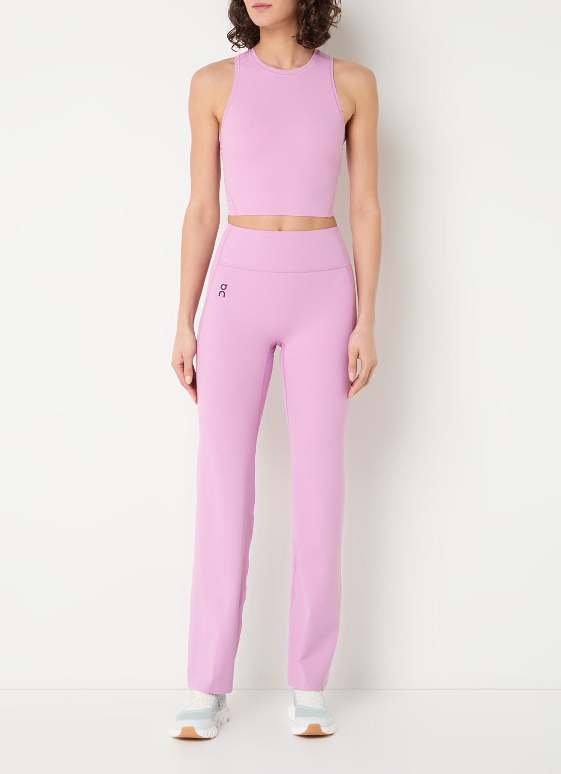 On Studio crop top met logo - voorkant 2 roze