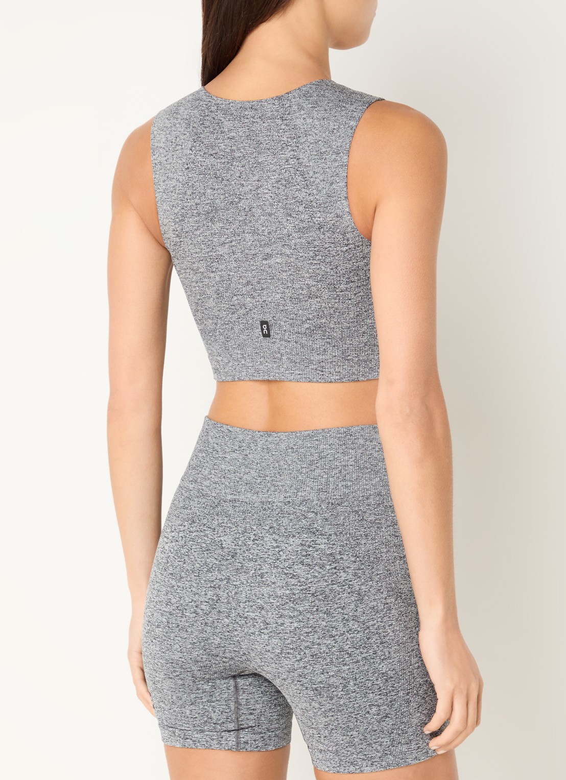 On Studio fijngebreide crop top met logo - achterkant grijs