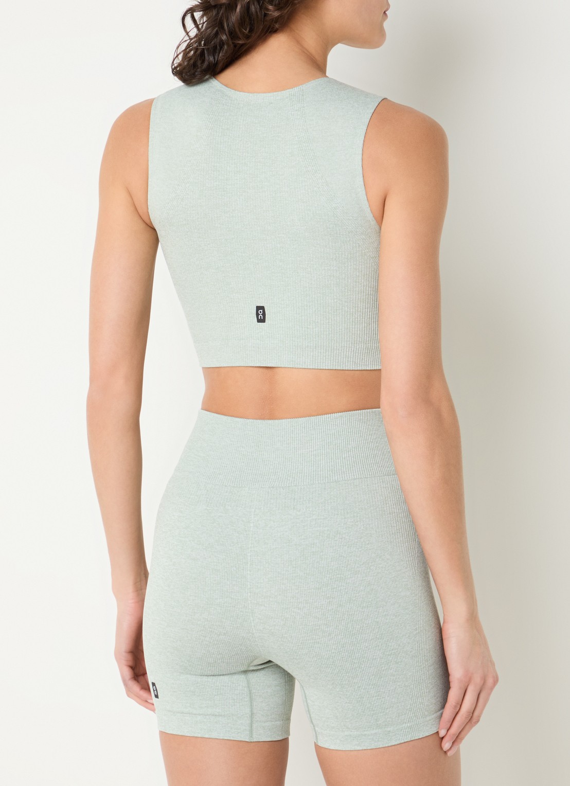 On Studio fijngebreide crop top met logo - achterkant gebroken wit