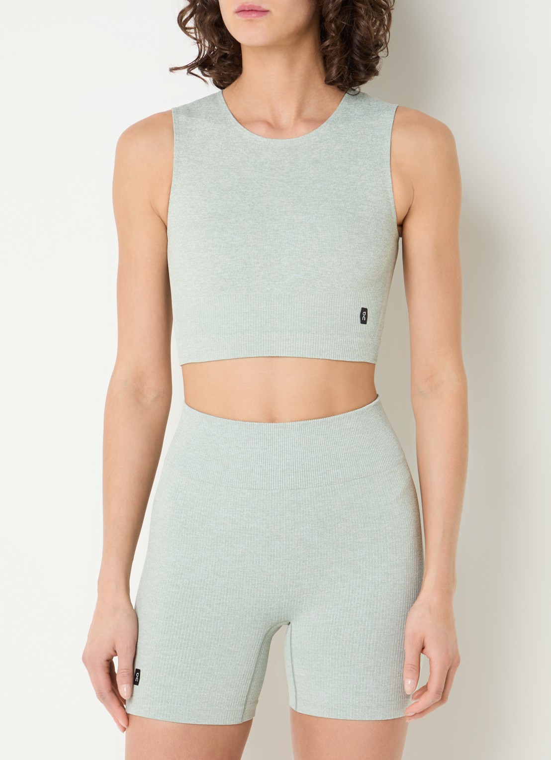 On Studio fijngebreide crop top met logo - detail 4 gebroken wit