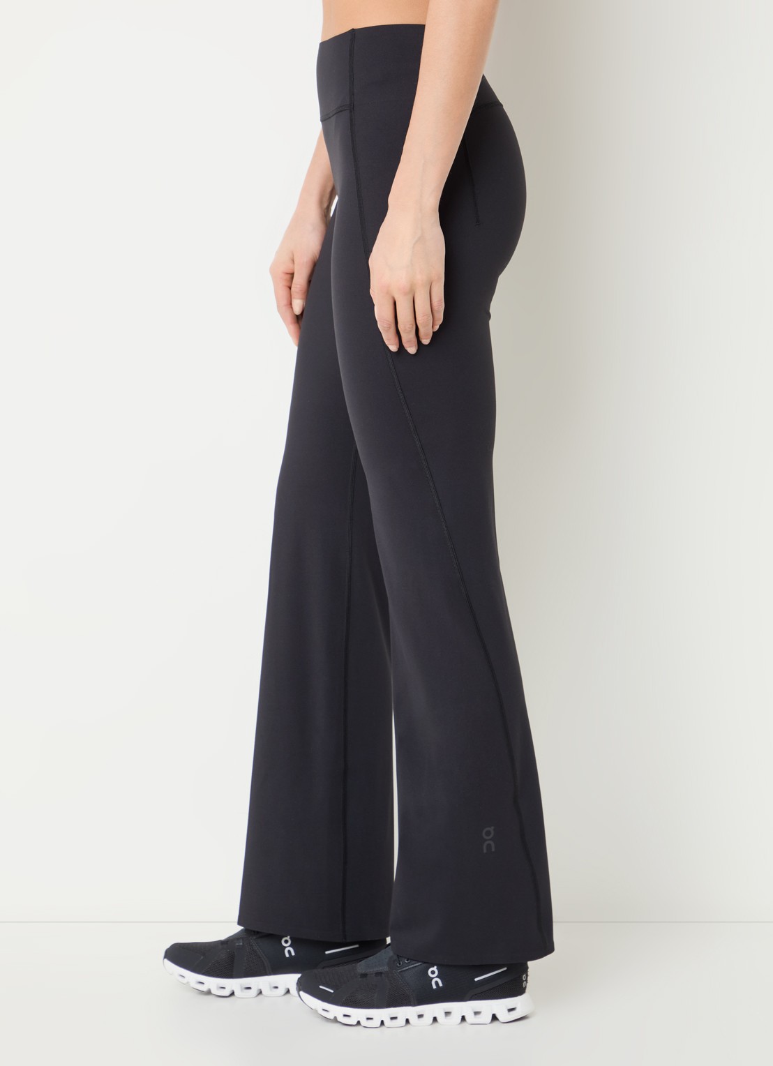 On Studio high waist flared fit trainingslegging met logo - detail 5 zwart