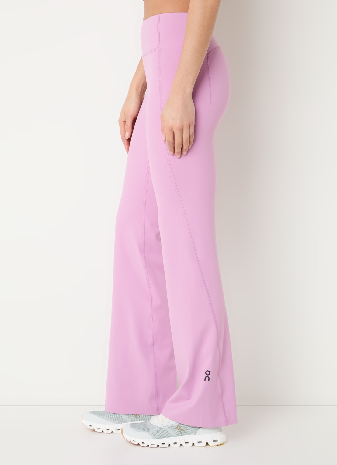 On Studio high waist flared fit trainingslegging met logo - detail 4 roze