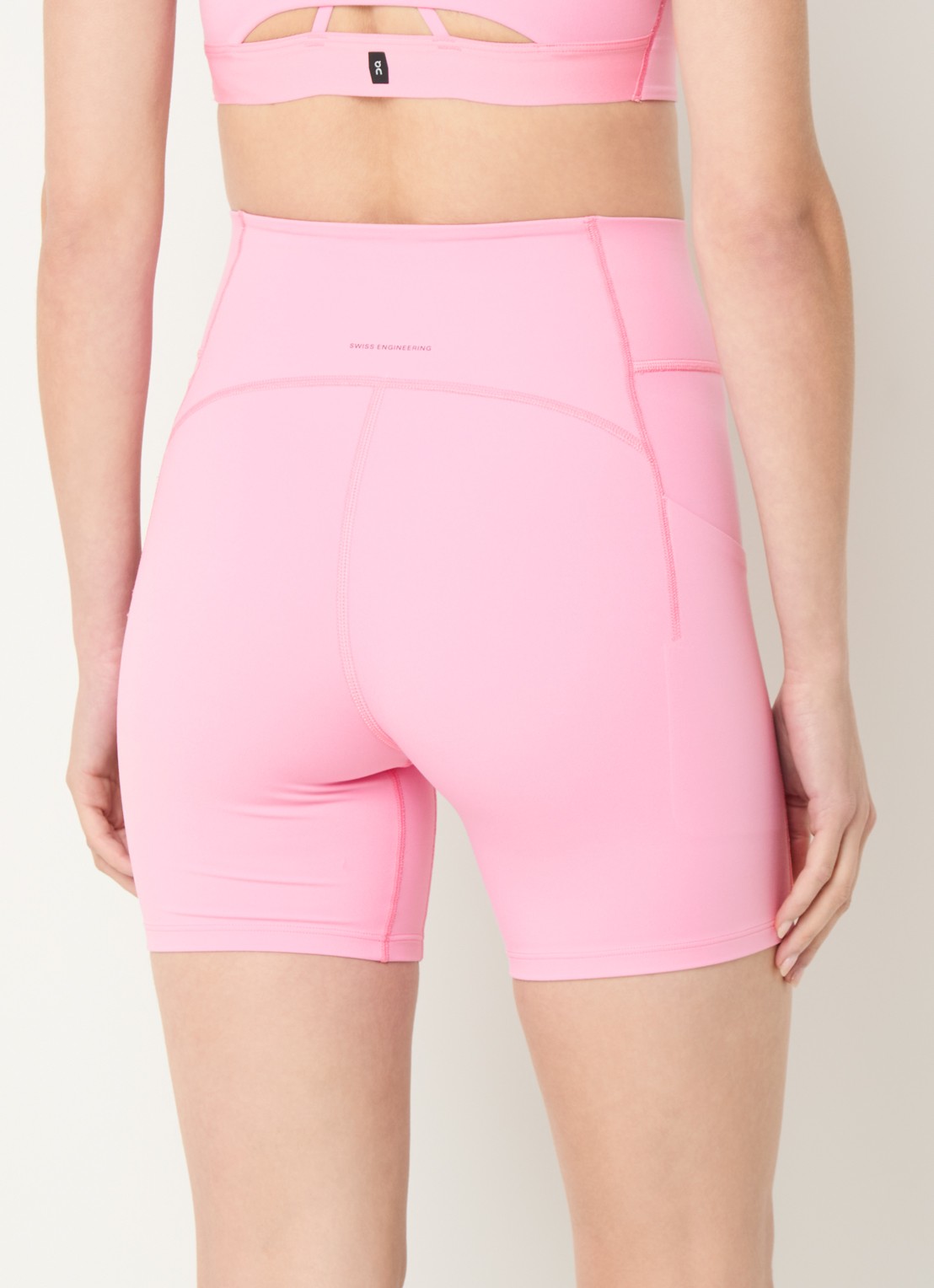 On Studio high waist skinny fit korte trainingslegging - achterkant zand