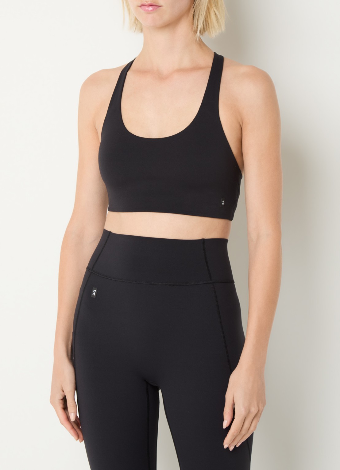 On Studio Racerback sport bh met light support en uitneembare vulling - detail 4 zwart
