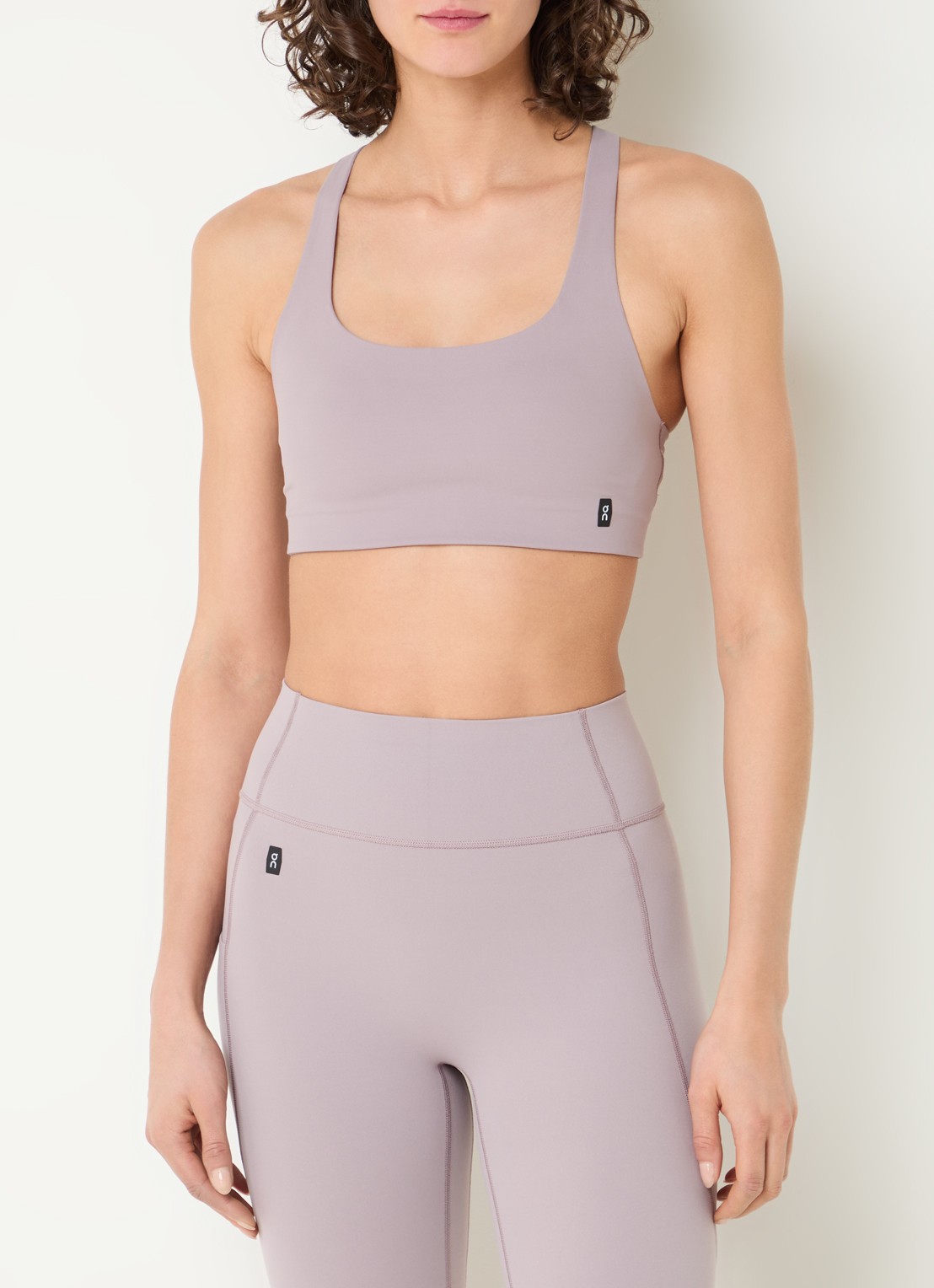 On Studio sport bh met light support - detail oudroze