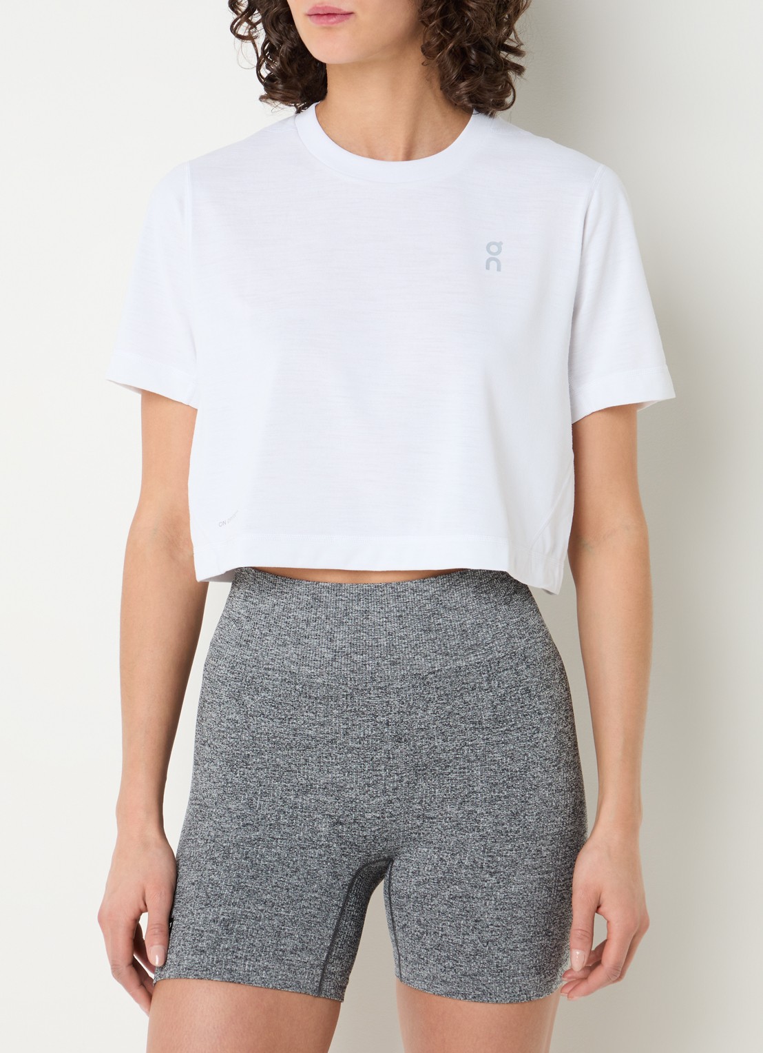 On Train cropped trainings T-shirt met logo- en backprint - detail 4 wit