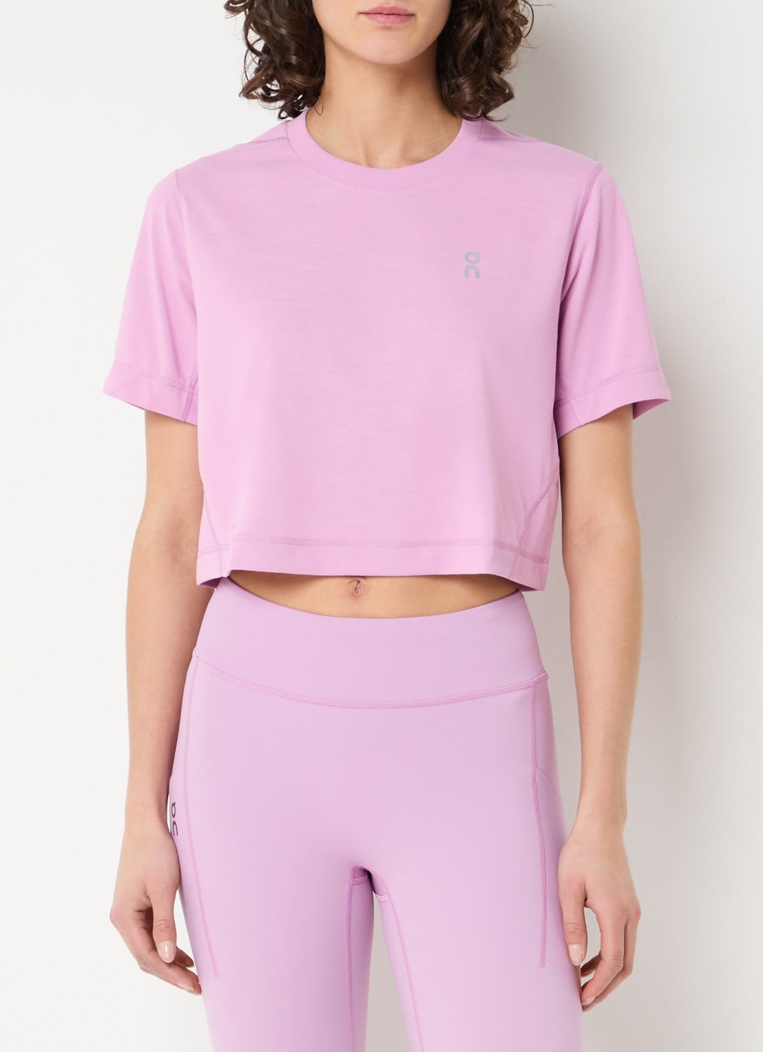 On Train cropped trainings T-shirt met logo- en backprint - detail 4 roze