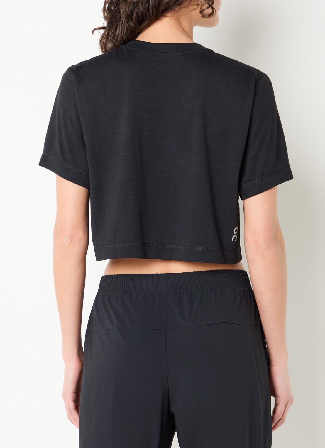 On Train cropped trainings T-shirt met logo - achterkant zwart