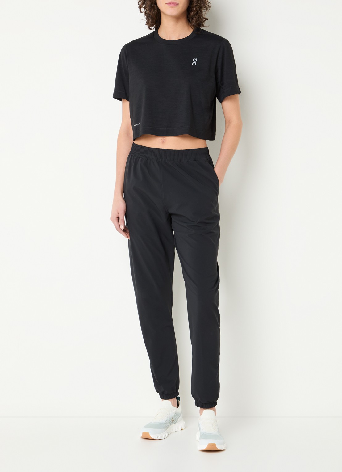 On Train cropped trainings T-shirt met logo - voorkant 4 zwart