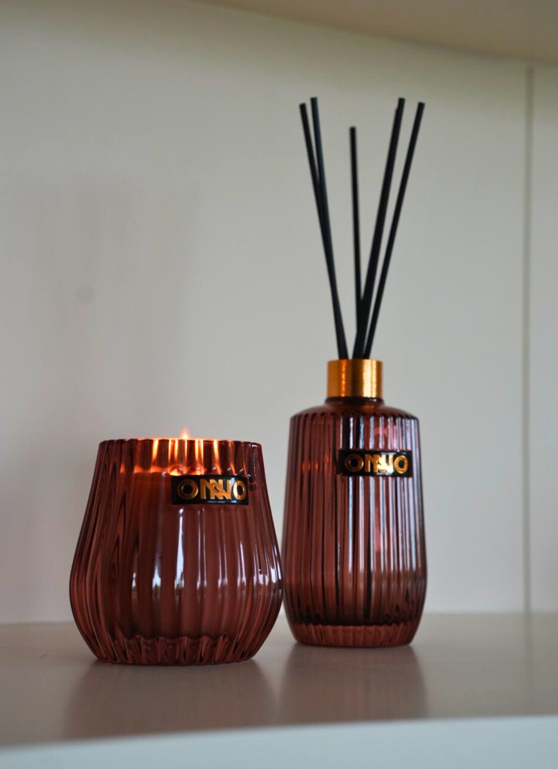 Onno Precious Oud geurstokjes 375 ml - voorkant 2 bordeauxrood