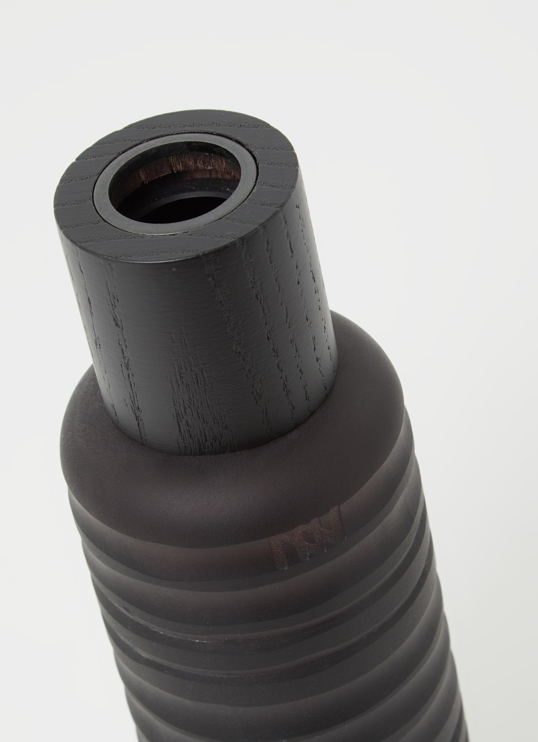 Onno Sphere Sage geurstokjes 500 ml - detail donkerbruin