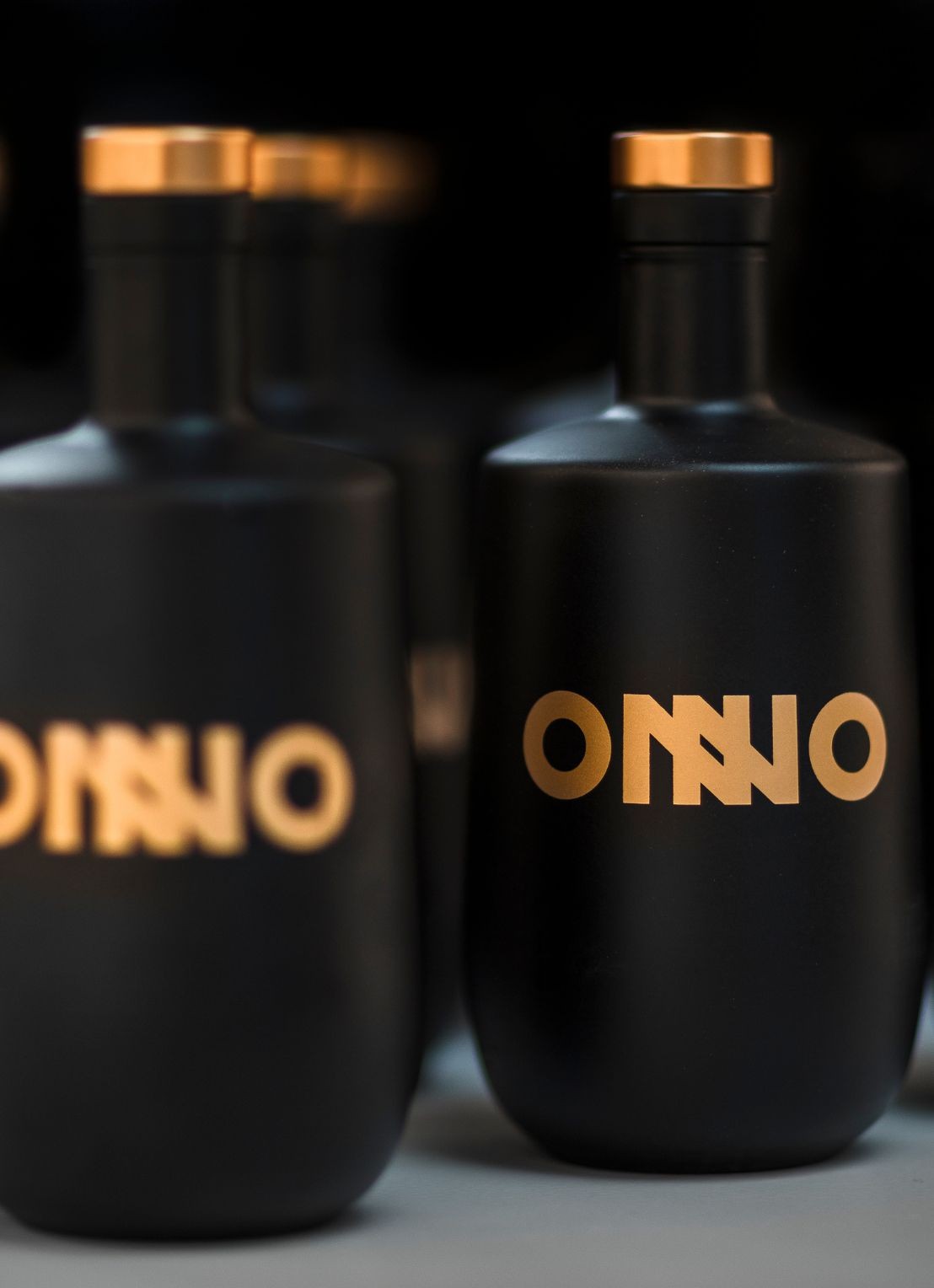 Onno Zanzibar geurstokjes navulling 500 ml - voorkant 2 zwart