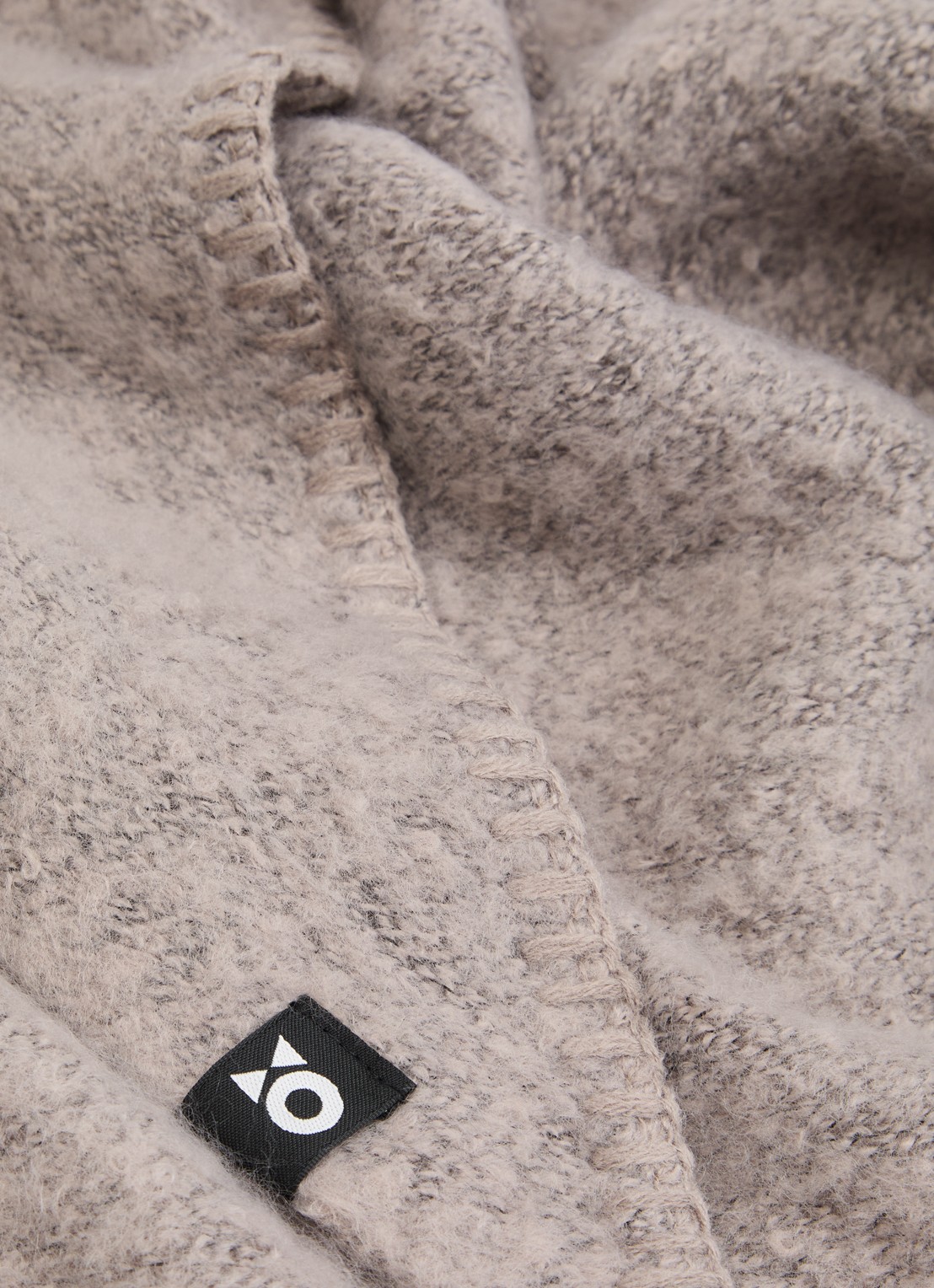 OPUS Amadsi sjaal 210 x 110 cm - detail 2 middengrijs