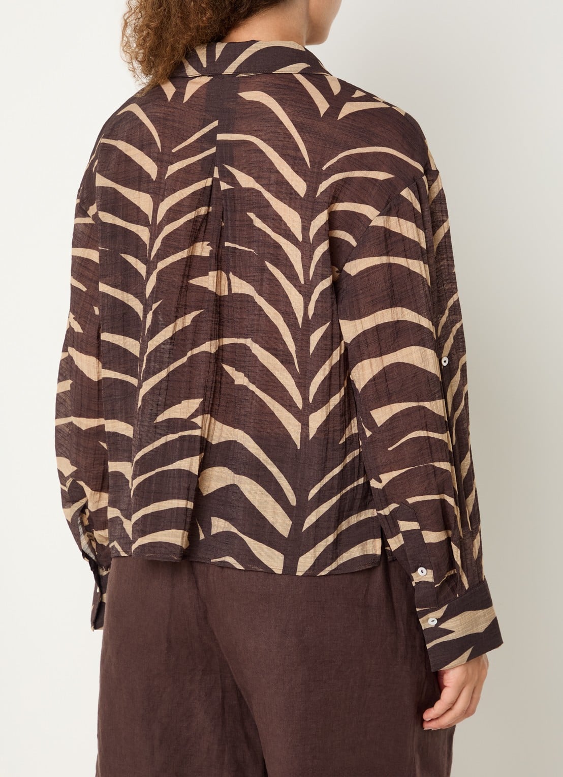 OPUS Fadena Leaves semi-transparante blouse met bladprint - achterkant 4 bruin