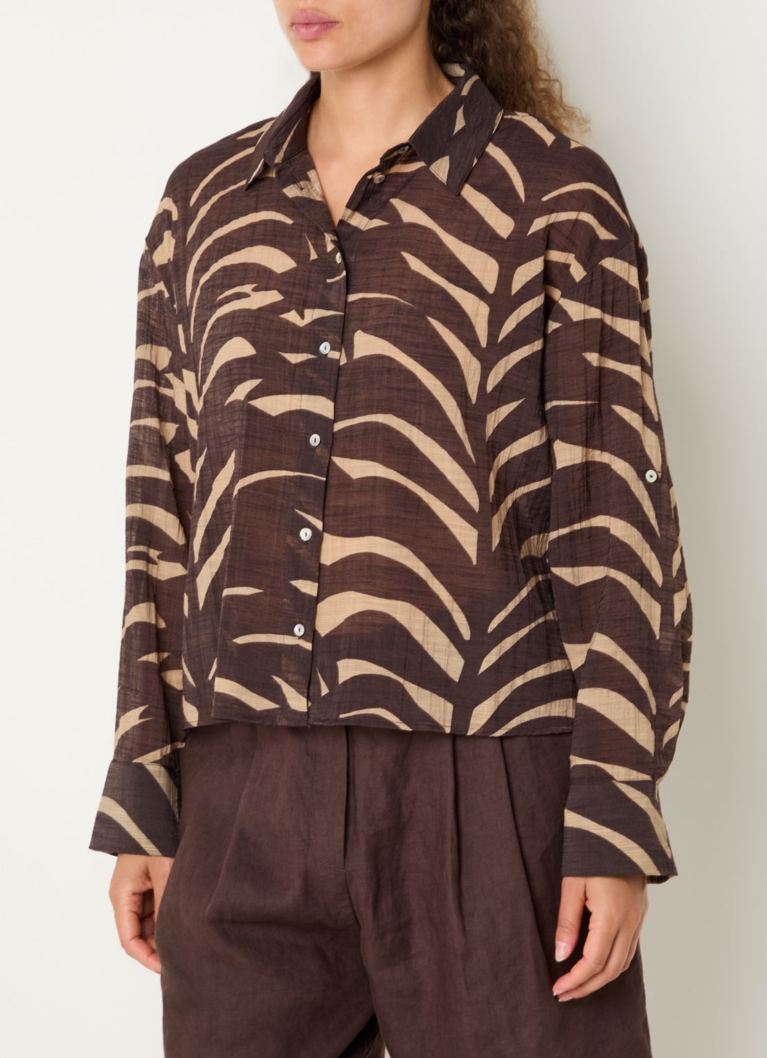 OPUS Fadena Leaves semi-transparante blouse met bladprint - detail bruin