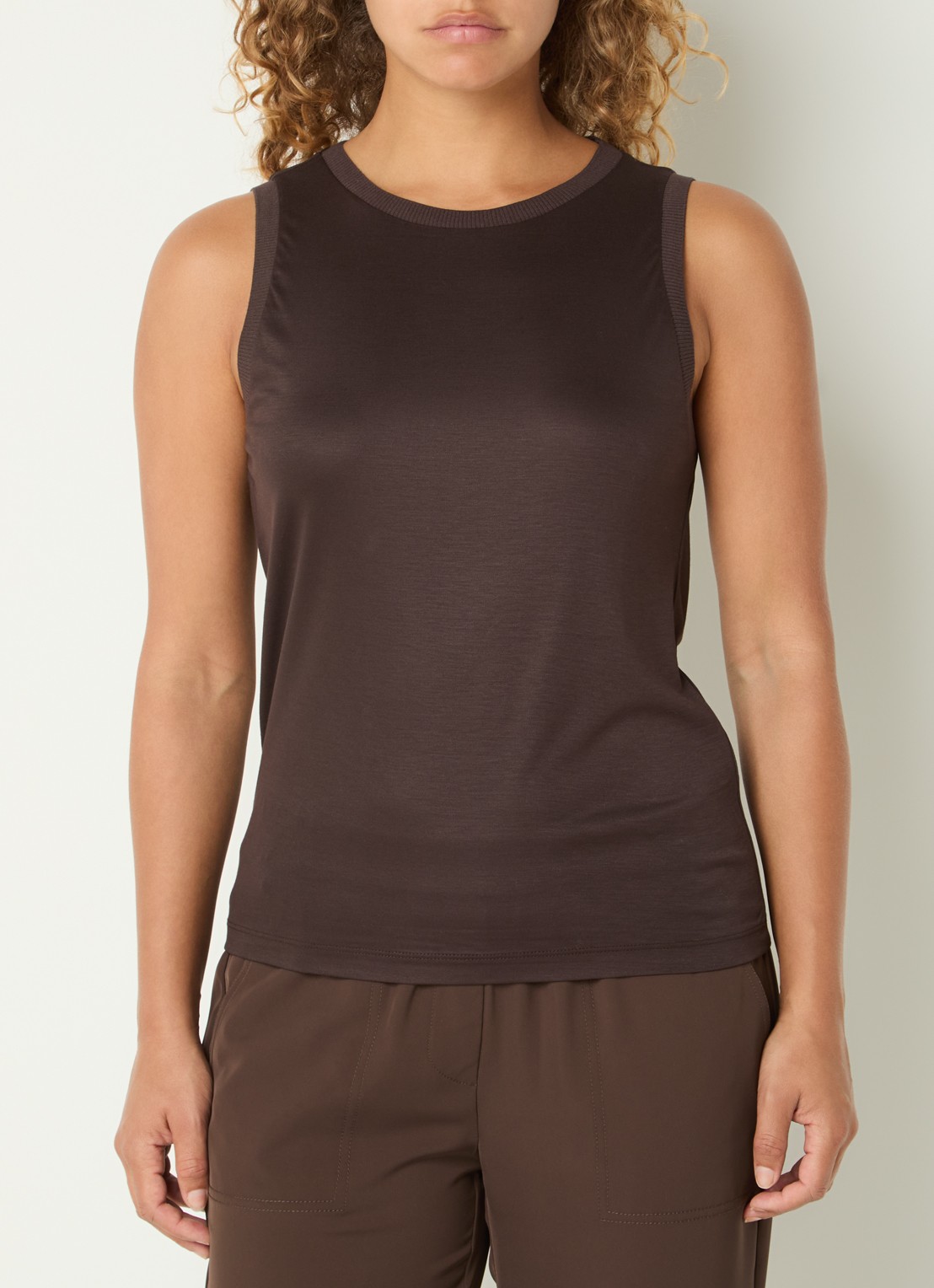OPUS Inise tanktop met ronde hals - detail 2 donkerbruin