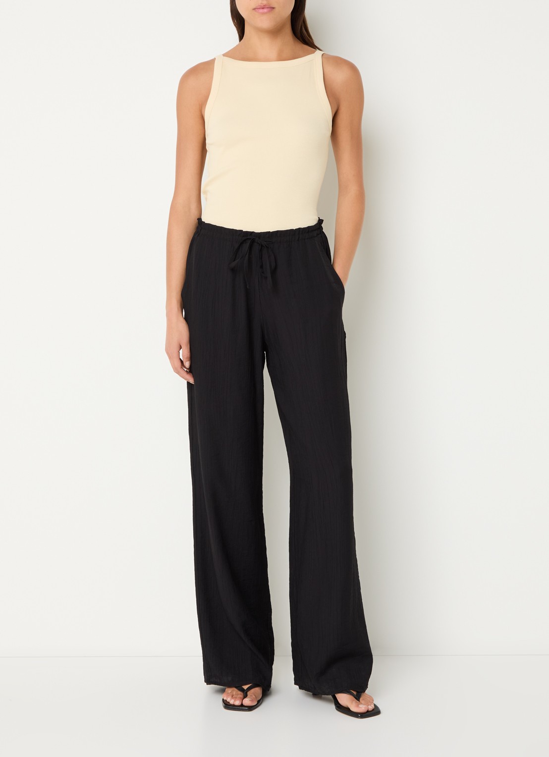 OPUS Marou high waiste wide fit pantalon met structuur - voorkant 3 zwart