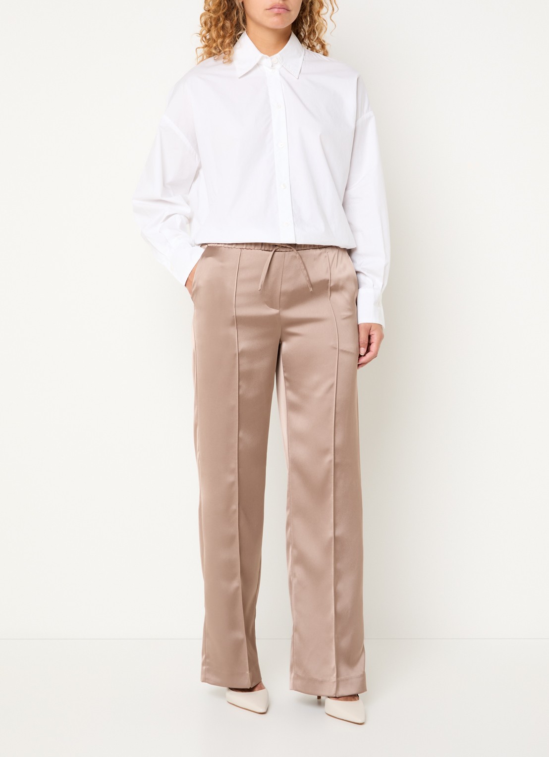 OPUS Melane Cosmic mid waist straight fit pantalon van satijn - voorkant 3 donkerbeige