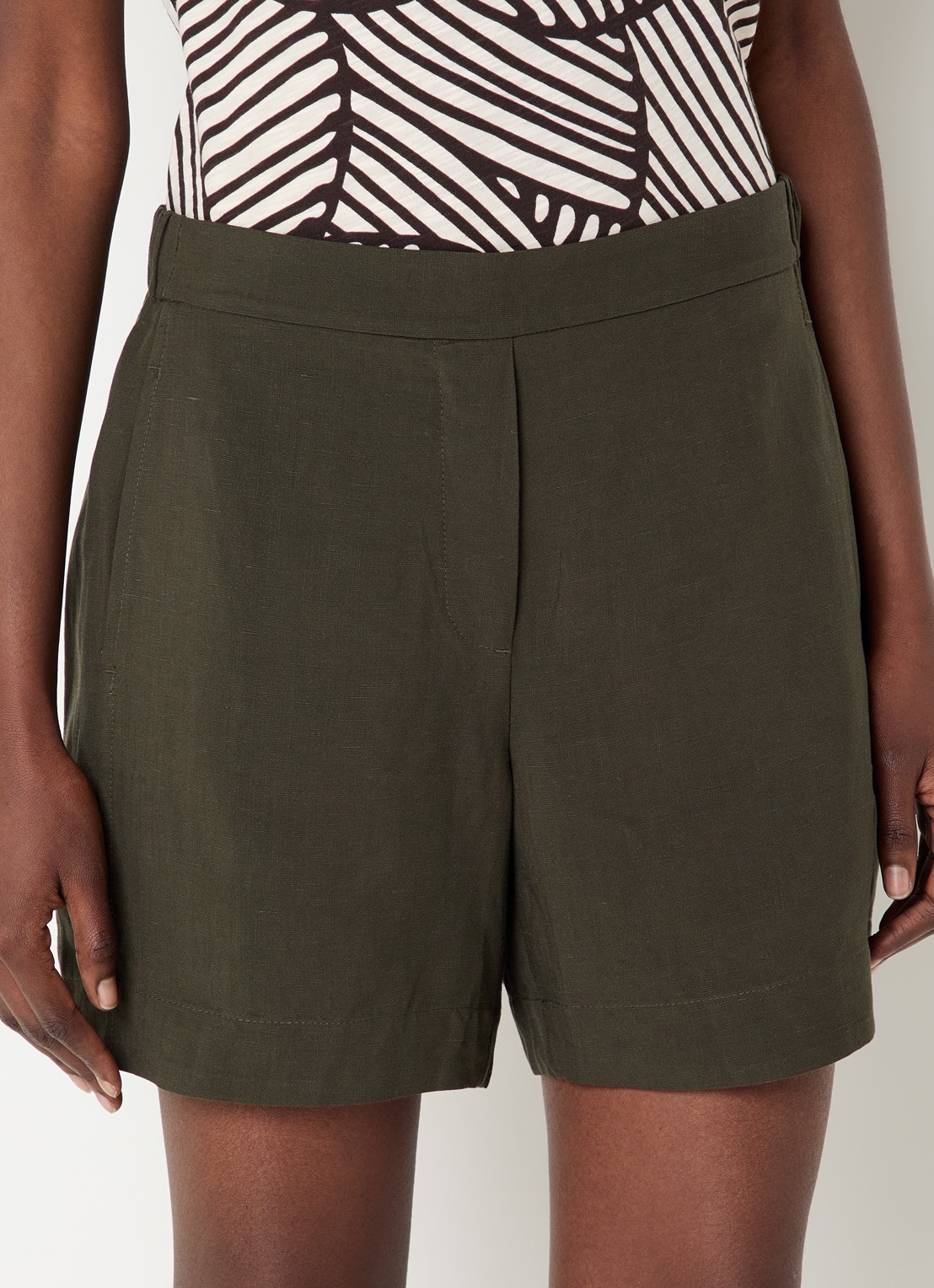 OPUS Melane Oasis high waist loose fit korte broek in linnenblend - detail 2 legergroen