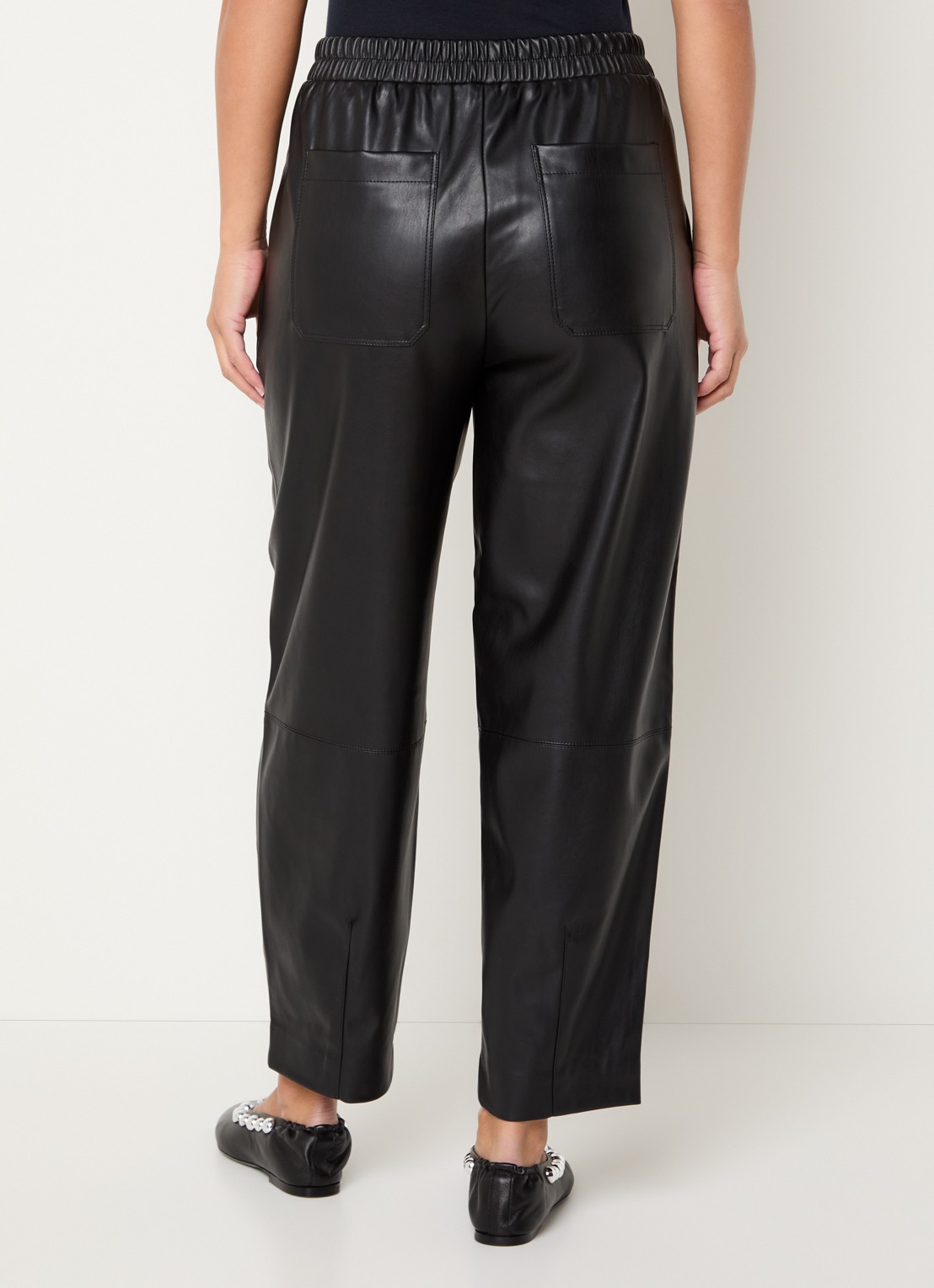 OPUS Myha Edgy mid waist cropped tapered fit broek van imitatieleer - achterkant 3 zwart