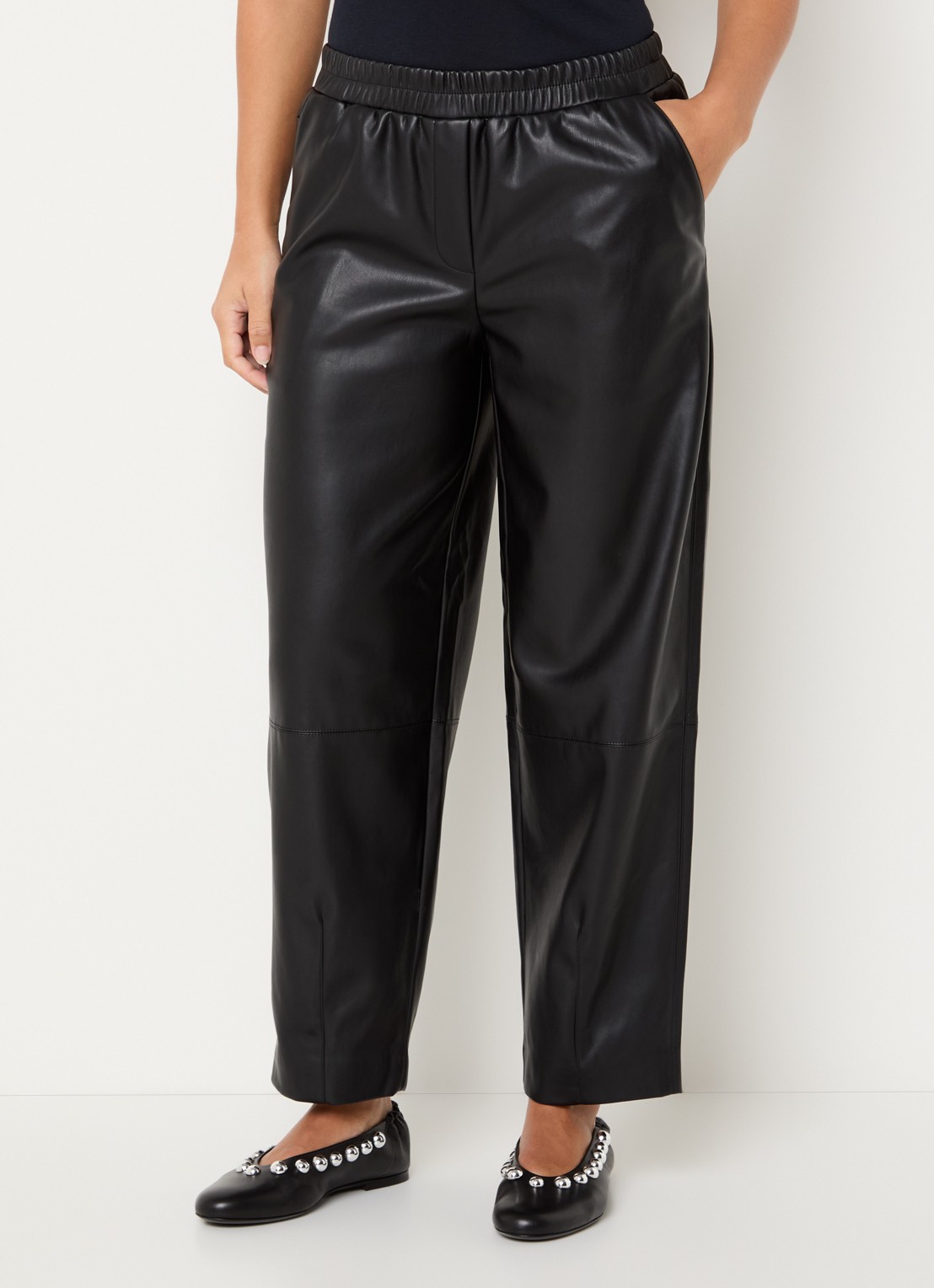 OPUS Myha Edgy mid waist cropped tapered fit broek van imitatieleer - detail 4 zwart