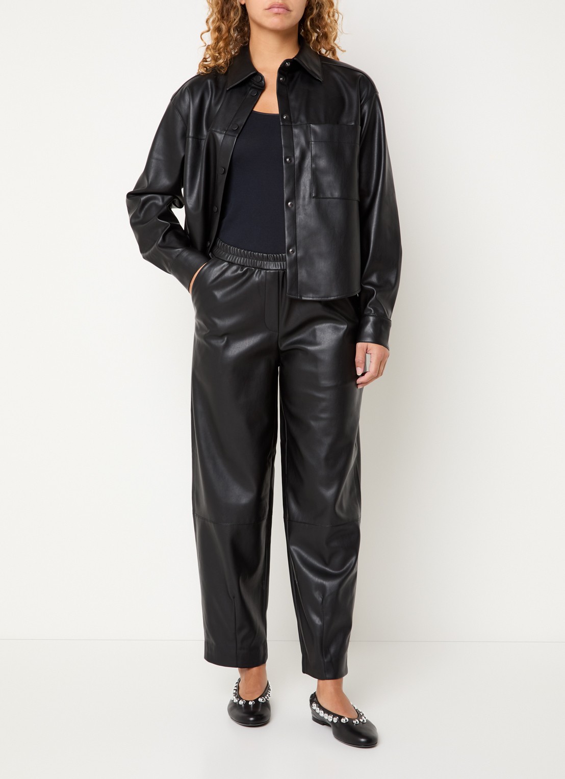 OPUS Myha Edgy mid waist cropped tapered fit broek van imitatieleer - voorkant 2 zwart