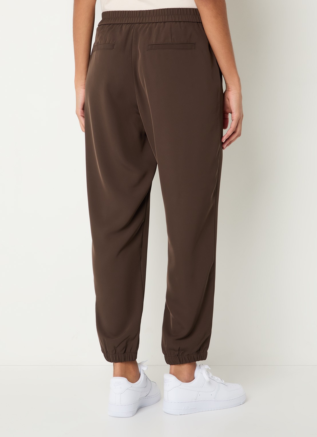 OPUS Myha high waist tapered fit joggingbroek met steekzakken - achterkant bruin
