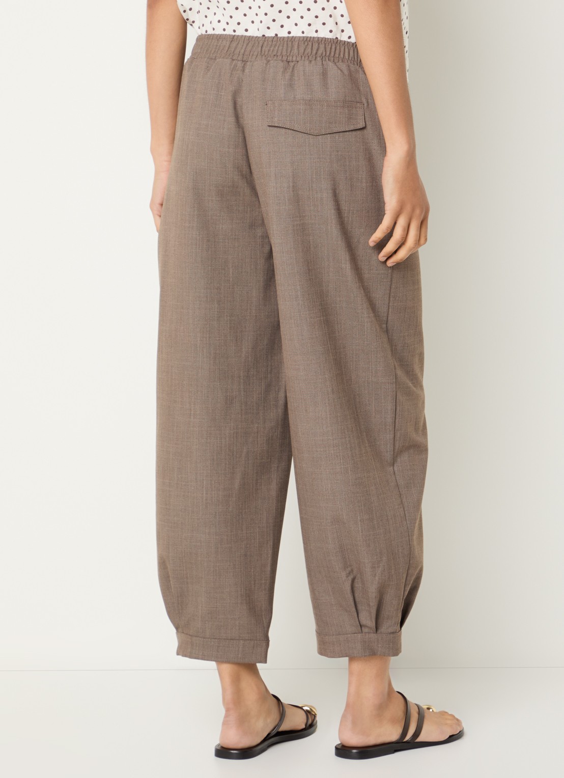 OPUS Myha mid waist tapered fit chino met opgestikte zakken  - achterkant 3 lichtbruin