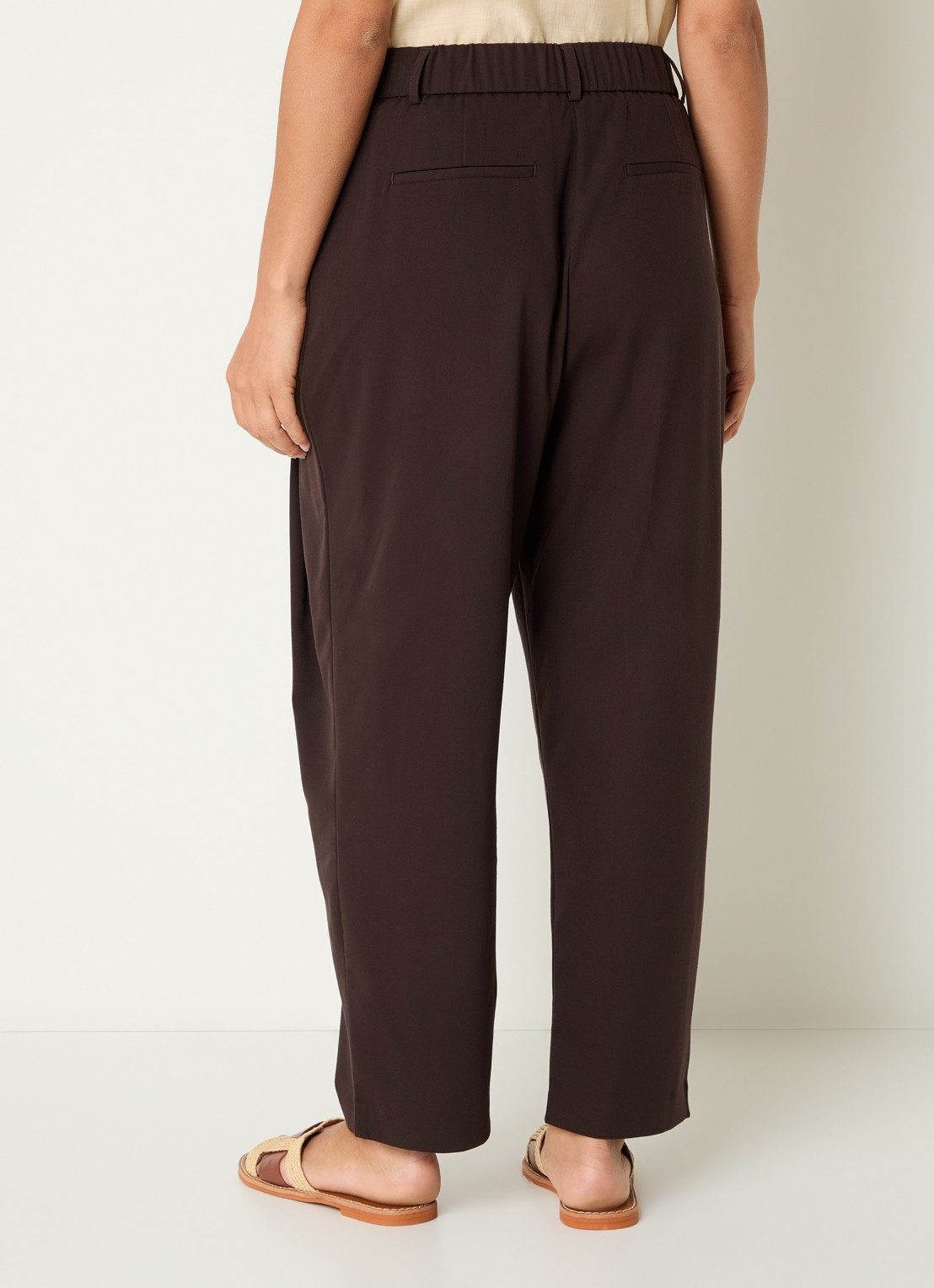 OPUS Myhi high waist tapered fit pantalon met steekzakken - achterkant donkerbruin