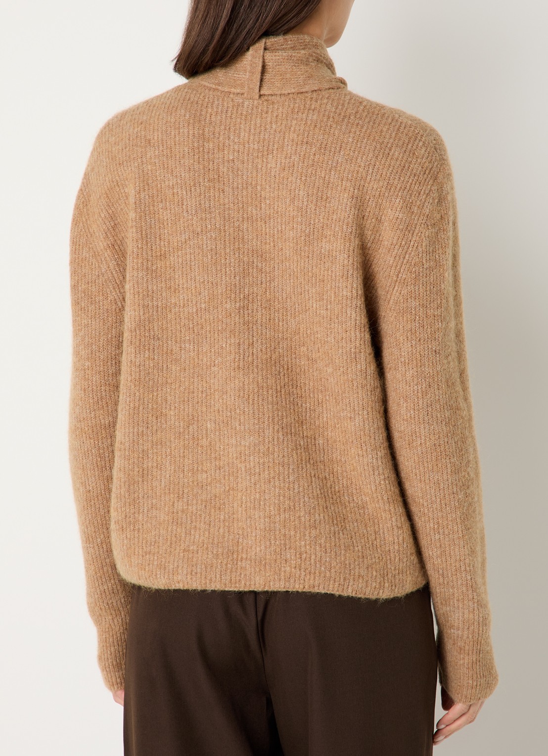 OPUS Parf fijngebreide trui in alpaca wolblend met sjaalkraag - achterkant camel