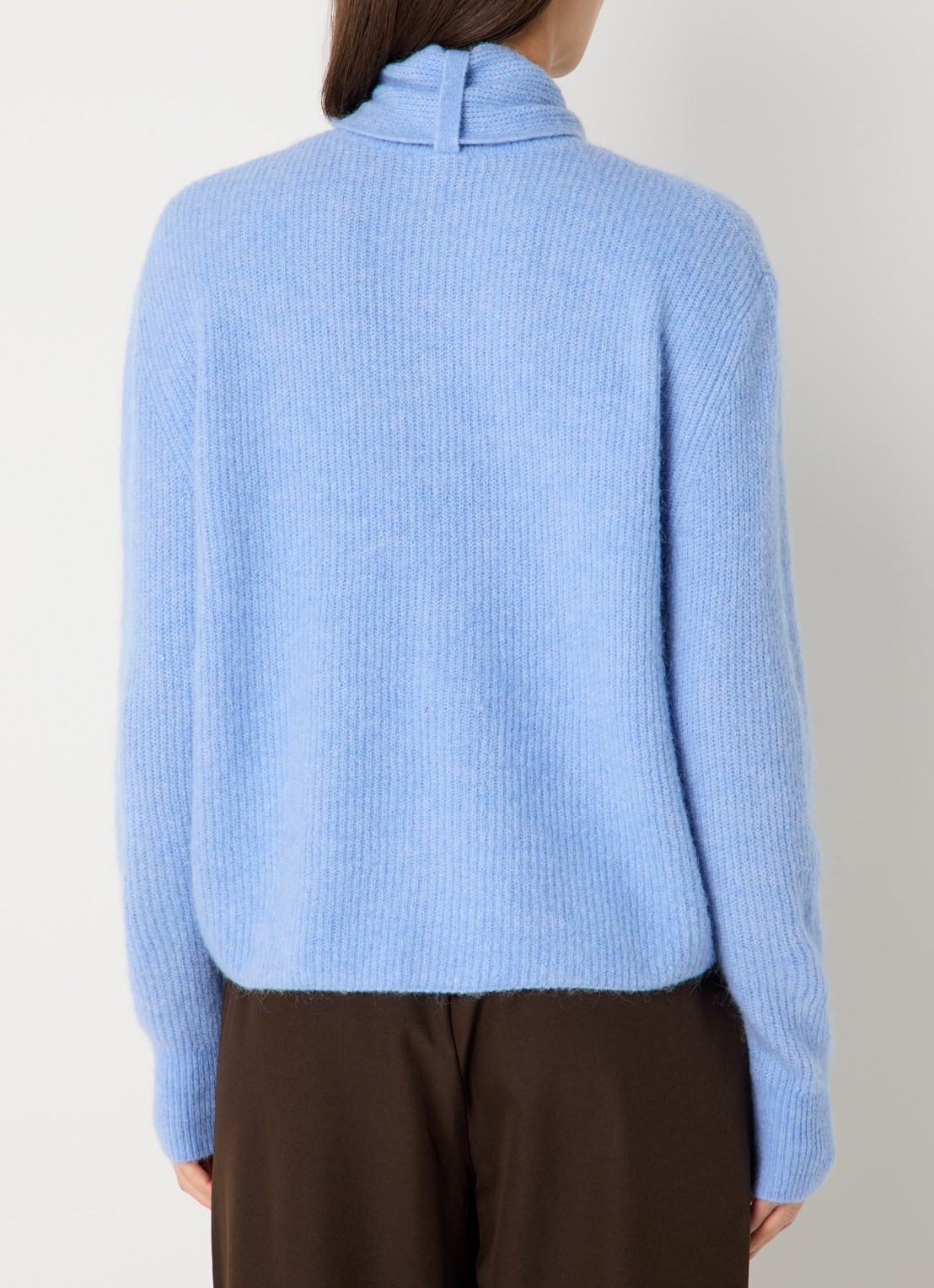 OPUS Parf fijngebreide trui in alpaca wolblend met sjaalkraag - achterkant blauw