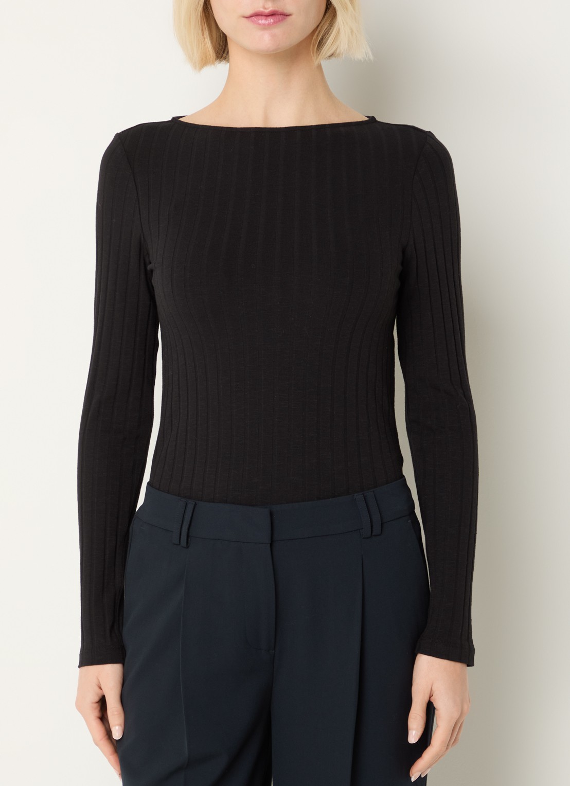 OPUS Sovke top met boothals en ribstructuur  - detail 4 zwart