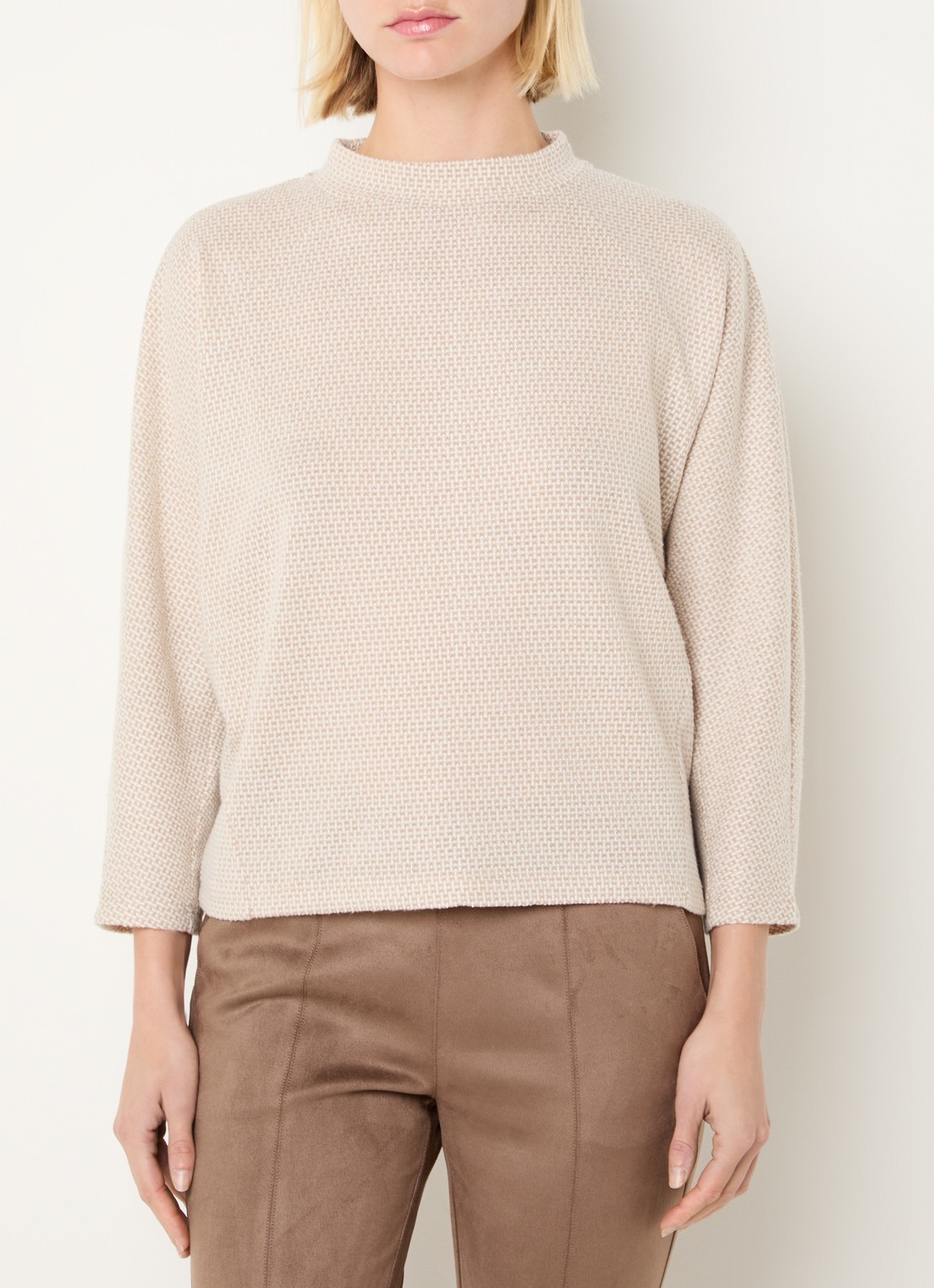OPUS Top met opstaande kraag en print - detail zand